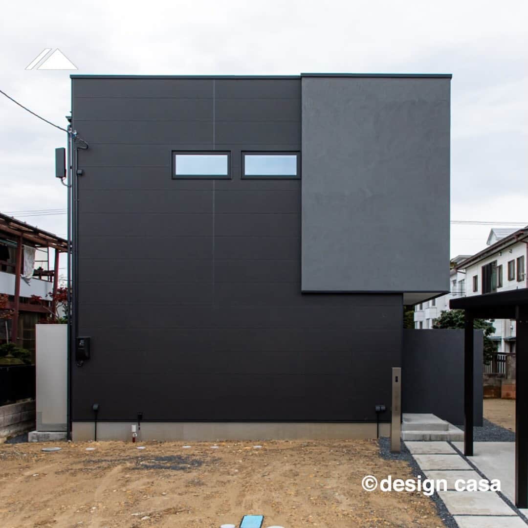 ONLY ONE HOUSE 株式会社 新谷組さんのインスタグラム写真 - (ONLY ONE HOUSE 株式会社 新谷組Instagram)「* 　select from／Haus -ハウス- 【自由設計  design casa 】 　 スクエアで構成されたスタイリッシュな外観。  家事動線と生活動線を効率化する事で 暮らしのストレスを無くし、心にもゆとりを。  #デザインカーサ は#建築家 に ｢どんな家にしたいか｣をなんとなく伝え 最後は#理想の家 になるという 魔法の#家創り です🌟  -------------------------------------- more photos...▷▷ @lidgehaus  follow me🕊 --------------------------------------  私たち#リッジハウス の目指すべき姿。 それは、「住まいの創造を通して 幸せな家族の未来を創出する」こと。  家を手に入れた満足よりも、 住んでからの満足を永続的に味わう。  そのために何気ない日常に 幸せを感じられる、 “あなたらしさ”を大切にした #家づくり のお手伝いをしたい。  そんな想いから #LIDGEHAUS は誕生しました🌱  Life is Designed General Enjoyment. ー 幸せは、いつも 何気ない日常にある。ー  #工務店 #新築 #一戸建て #マイホーム #マイホーム計画 #注文住宅 #デザイン住宅 #おおい町 #舞鶴市 #高浜町 #小浜市 #敦賀市 #若狭町 #美浜町 #嶺南 #外観 #ファサード #スクエア #ブラック外壁 #アプローチ #外構」11月6日 18時56分 - lidgehaus