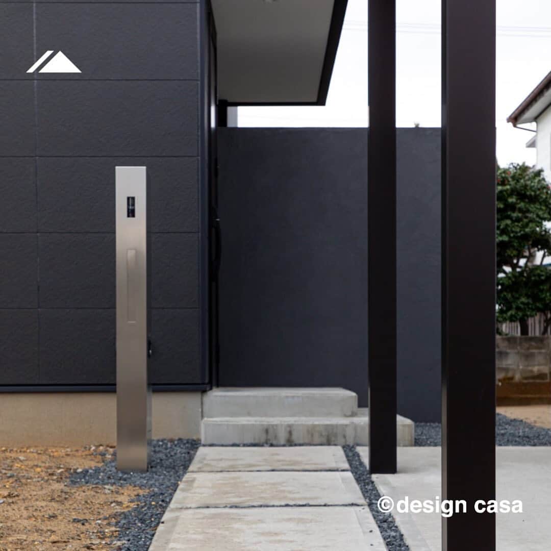 ONLY ONE HOUSE 株式会社 新谷組さんのインスタグラム写真 - (ONLY ONE HOUSE 株式会社 新谷組Instagram)「* 　select from／Haus -ハウス- 【自由設計  design casa 】 　 スクエアで構成されたスタイリッシュな外観。  家事動線と生活動線を効率化する事で 暮らしのストレスを無くし、心にもゆとりを。  #デザインカーサ は#建築家 に ｢どんな家にしたいか｣をなんとなく伝え 最後は#理想の家 になるという 魔法の#家創り です🌟  -------------------------------------- more photos...▷▷ @lidgehaus  follow me🕊 --------------------------------------  私たち#リッジハウス の目指すべき姿。 それは、「住まいの創造を通して 幸せな家族の未来を創出する」こと。  家を手に入れた満足よりも、 住んでからの満足を永続的に味わう。  そのために何気ない日常に 幸せを感じられる、 “あなたらしさ”を大切にした #家づくり のお手伝いをしたい。  そんな想いから #LIDGEHAUS は誕生しました🌱  Life is Designed General Enjoyment. ー 幸せは、いつも 何気ない日常にある。ー  #工務店 #新築 #一戸建て #マイホーム #マイホーム計画 #注文住宅 #デザイン住宅 #おおい町 #舞鶴市 #高浜町 #小浜市 #敦賀市 #若狭町 #美浜町 #嶺南 #外観 #ファサード #スクエア #ブラック外壁 #アプローチ #外構」11月6日 18時56分 - lidgehaus