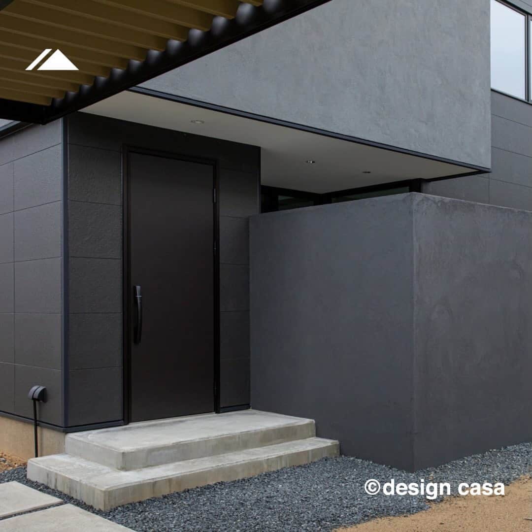 ONLY ONE HOUSE 株式会社 新谷組さんのインスタグラム写真 - (ONLY ONE HOUSE 株式会社 新谷組Instagram)「* 　select from／Haus -ハウス- 【自由設計  design casa 】 　 スクエアで構成されたスタイリッシュな外観。  家事動線と生活動線を効率化する事で 暮らしのストレスを無くし、心にもゆとりを。  #デザインカーサ は#建築家 に ｢どんな家にしたいか｣をなんとなく伝え 最後は#理想の家 になるという 魔法の#家創り です🌟  -------------------------------------- more photos...▷▷ @lidgehaus  follow me🕊 --------------------------------------  私たち#リッジハウス の目指すべき姿。 それは、「住まいの創造を通して 幸せな家族の未来を創出する」こと。  家を手に入れた満足よりも、 住んでからの満足を永続的に味わう。  そのために何気ない日常に 幸せを感じられる、 “あなたらしさ”を大切にした #家づくり のお手伝いをしたい。  そんな想いから #LIDGEHAUS は誕生しました🌱  Life is Designed General Enjoyment. ー 幸せは、いつも 何気ない日常にある。ー  #工務店 #新築 #一戸建て #マイホーム #マイホーム計画 #注文住宅 #デザイン住宅 #おおい町 #舞鶴市 #高浜町 #小浜市 #敦賀市 #若狭町 #美浜町 #嶺南 #外観 #ファサード #スクエア #ブラック外壁 #アプローチ #外構」11月6日 18時56分 - lidgehaus