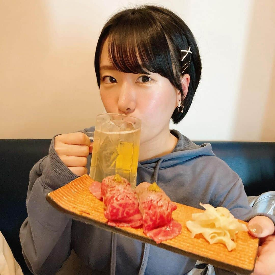 蒼井まやさんのインスタグラム写真 - (蒼井まやInstagram)「. 今日はどこへ行こうか 今日はどこで飲もうか  ハピネスを求めて到着したのは…そう！池袋！ 今日は大学時代からの親友と久々にデート♡ 大好きな子に美味しいご飯食べさせてあげたいネキなので お魚が美味しいと噂のこちらへ〜  《幻の和牛と三崎港直送鮮魚の居酒屋モルゲン 池袋駅前店》 @morgen_ikebukuro  今日は一番人気の「GOLDプラン」5,500円 嬉しい2時間飲み放題つきっ♪  この日はダイエット中だったのでビールは我慢… 角ハイでカンパーイ(*･∀-)db(-ω･*) たくさん飲んじゃうよっ  🟠前菜2種 カニ味噌豆腐とカプレーゼ🦀🍅 この前菜を食べた瞬間本日の勝ちを確信しました。 突き出しが旨い店は全部旨いの法則♡  とりあえず突き出しで一杯目は終わってしまったので 角ハイをオカワリしたよっ♪飲み放題さいくぅ♪  🟠三崎漁港と豊洲の鮮魚盛り5点 ホワイトサーモン、イトヨリ、太刀魚、アオダイ、ぶり はい。もう見ただけで美味しいのわかりますよね。 魚にうるさい千葉県民もこれは納得の美味しさです。  富士山の麓で育ったホワイトサーモン。 初めて食べたけどサーモンって白身魚なんだと 改めて感じることができるお味…！ 普段食べてるあのサーモンの色って餌の色なんだよね！ だからこのホワイトサーモンはきっと普段のサーモンとは 違う餌で育てられたのでしょう。（うんちく語るネキ）  他のお魚も全部美味しかったけど、ぶり最高だったな〜！ 脂たっぷりの部位でとろけた… わさび多めに乗せて食べました◎  🔵本当はお刺身と日本酒でも合わせたかったんだけど ダイエット中のため我慢我慢… なんとここの飲み放題の日本酒がすごくて 亀齢 辛口純米／佐久の花 辛口吟醸／紀土 純米 これが飲み放題なんすよ。 このラインナップが飲み放題って何事？ この時点でこのお店の日本酒へのこだわりをすごく感じる。 次はアラカルトで日本酒を飲みに来たい…！  🟠国産生牡蠣 はい、なにも言うことはありません。 ぷりっぷり。新鮮そのもの。  🟠青木農園朝採れバーニャカウダ3種　アンチョビソース添え オクラ、日野菜、大根 日野菜は初めて食べました…！ カブの仲間で滋賀の伝統野菜なんだって◎ どれもみずみずしくて美味しいお野菜たちでした♡  〜♪もう角ハイ何杯オカワリしたか分かりません いつからだろう、数えるのをやめたのは…  🟠鶏と季節野菜のハーブグリル焼き モルゲンさんの良いところはお料理が優しいところ… ハーブグリル🌿お酒がすすみますね〜 でもガッツリしすぎてないところが優しくて好き！ むっちりしたジャガイモが鶏の脂とよく合う🥔🐣  🟠ふわふわさつま揚げ あの、あの。これ、必ず頼んでください。 まややんとの約束だよ！ 見た目は四角くて茶色くて地味〜な感じなんだけど 食べた瞬間にエッ？！て目が覚めた。 ううううううますぎんだろ…  🟠自家製ピクルス しっかりつけ込まれたお野菜がお口を癒してくれる！ さっぱりしたので更にお酒がすすんでしまいます！ （感覚が全て酒クズで申し訳ない）  🟠尾崎の肉寿司 目の前で炙ってくれます、肉寿司。 尾崎牛は宮崎の牛さんでノンストレスで天然飼料で 大切に大切に育てられた牛さんなんです🐃 酒飲みの〆としてピッタリすぎる！  🟠〆のあら汁 お魚にこだわってるモルゲンさんだからこそできるあら汁。 優しい味わいにホッとする。。  そんなこんなでたっぷり2時間飲んで食べて しあわせすぎる親友とのゴハンタイムでした♡  たくさん語って語って語ったのに 話し足りないのでハシゴ酒を… その様子はまた、後日。  🎪幻の和牛と三崎港直送鮮魚の居酒屋モルゲン 池袋駅前店 📍東京都豊島区池袋2-41-2 葉山ビル 8F 🚃池袋駅徒歩3分  #pr #モルゲン #池袋居酒屋 #池袋ディナー #池袋デート #池袋ごはん #池袋西口グルメ」11月6日 18時56分 - mayayan_dayo