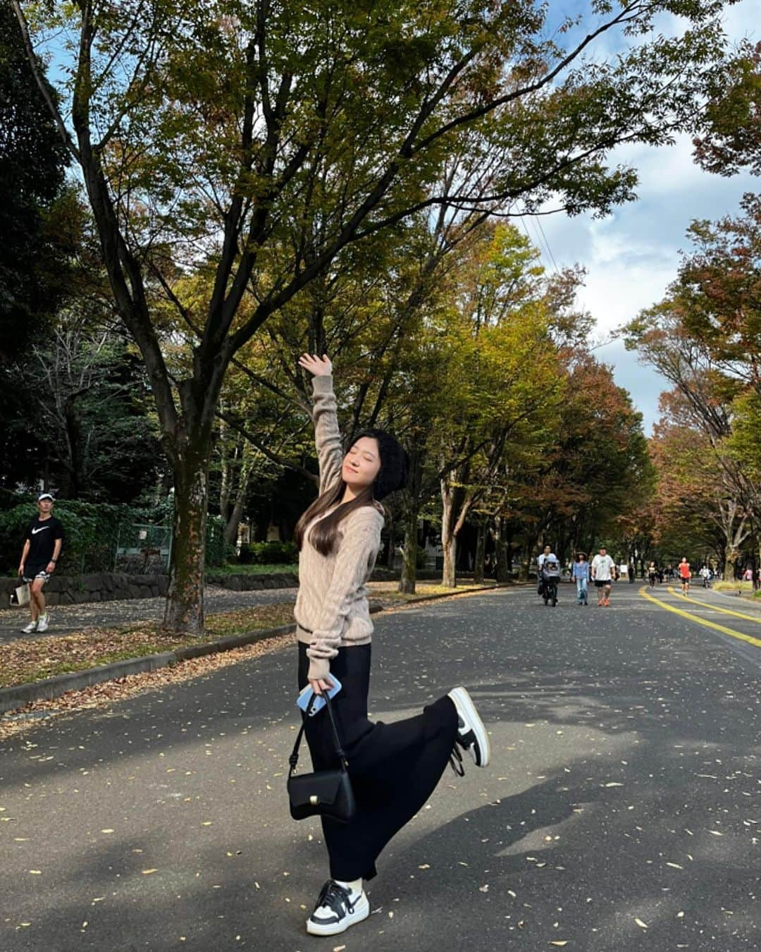 中嶋桃花さんのインスタグラム写真 - (中嶋桃花Instagram)「早起きしてモーニング食べてお散歩🍁  とってもいい1日の始まり〜🥹 ブラウンのニットとニット帽で秋感たっぷりコーデ完成🫶🏻🐈‍⬛  帽子あったかいし、今年の秋冬はいろんな帽子ゲットしたい🥺」11月6日 18時58分 - momoka_nakajima