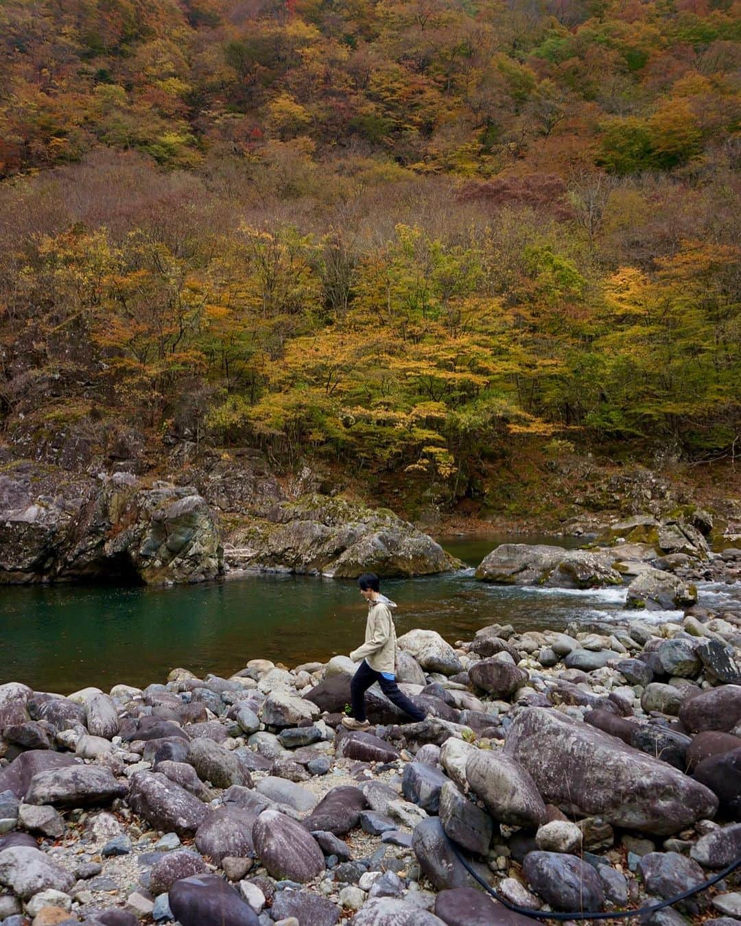 菖蒲理乃のインスタグラム：「秋の龍王峡さんぽ🍁  栃木の高原山(鶏頂山)に登ろうと思っていたんだけど…🥚 連日のクマのニュースを見て計画変更🐻  急きょ選んだ鶏頂山のふもとにある龍王峡。 龍がのたうつような姿から名付けられたそう🐉  およそ2,200万年前の海底火山の噴火による渓谷は、さすがのスケール。 これを自然が作り出したと思うと不思議だなぁ。 そして紅葉まっさかり！とってもきれいでした🍁  ゆっくりのんびり2時間ほど歩いて大満喫。  秋の行楽🍁秋の味覚🍠 たんまり味わいました。  #鶏頂山 #焼き芋 #ハイキング #日光散策 #滝めぐり #龍王峡 #龍王峡ハイキング #鬼怒川温泉 #散策 #渓谷」