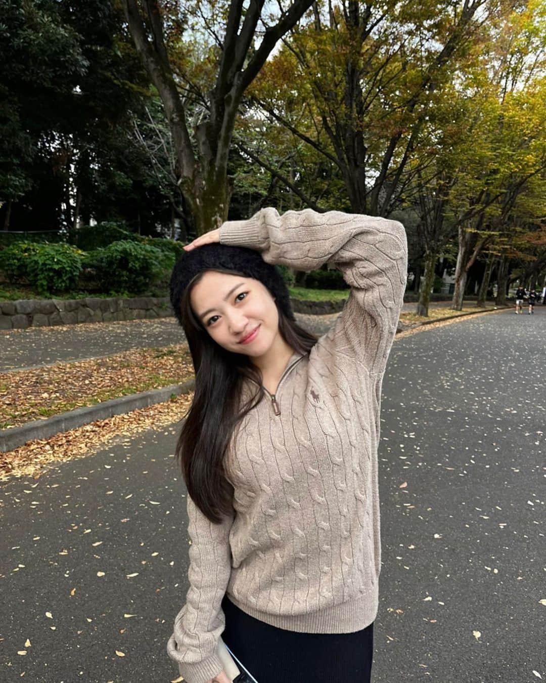 のインスタグラム：「早起きしてモーニング食べてお散歩🍁  とってもいい1日の始まり〜🥹 ブラウンのニットとニット帽で秋感たっぷりコーデ完成🫶🏻🐈‍⬛  帽子あったかいし、今年の秋冬はいろんな帽子ゲットしたい🥺」
