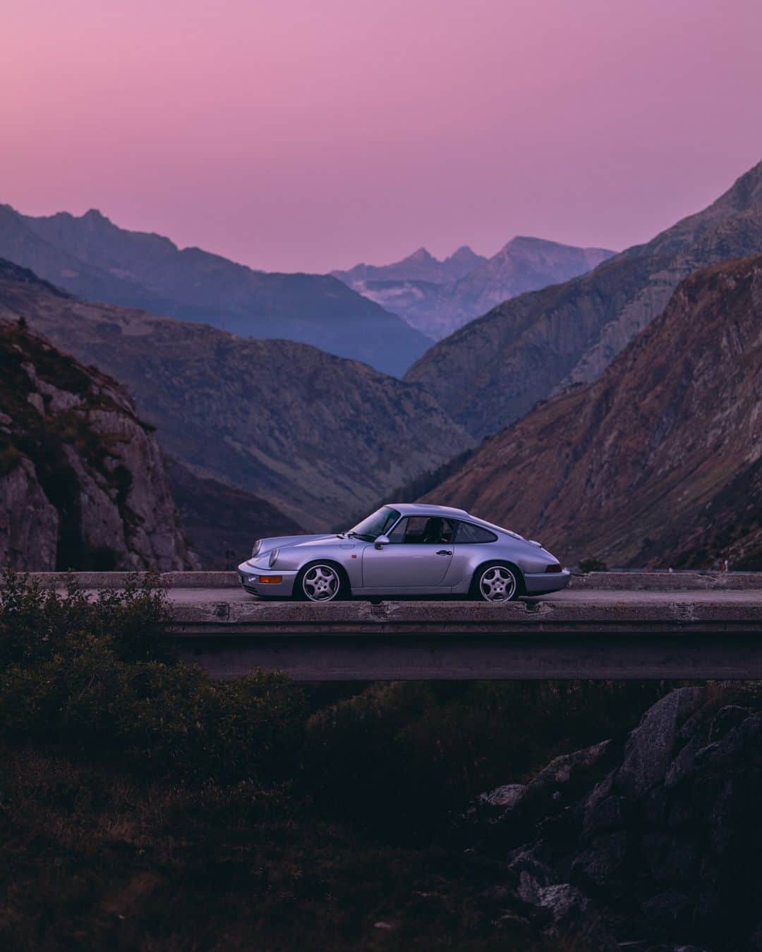 Porscheさんのインスタグラム写真 - (PorscheInstagram)「Lost in the serenity of the Swiss Alps.  📸 @shotbyardi @joeleichenberger  🚙 @911_skg」11月6日 19時00分 - porsche