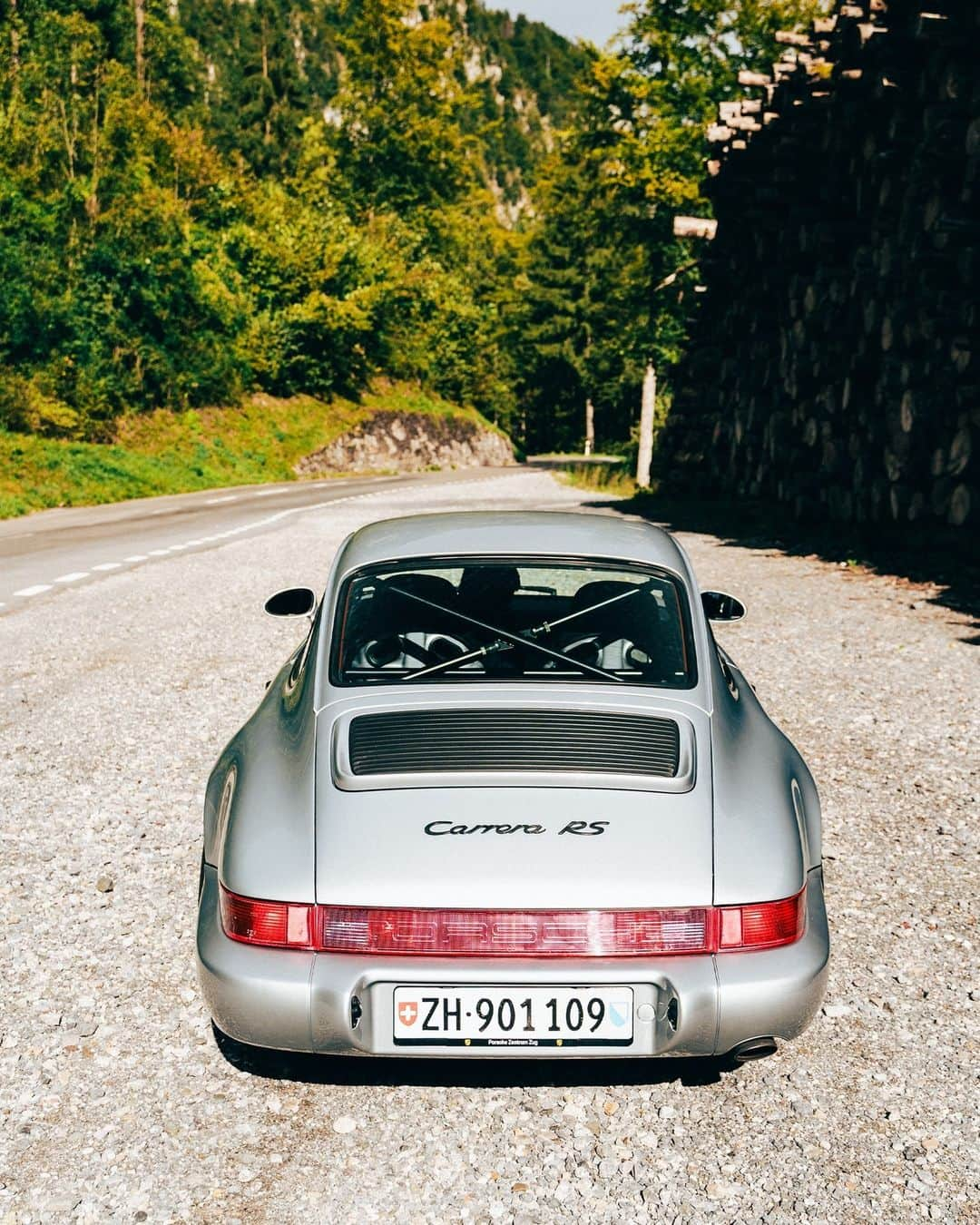 Porscheさんのインスタグラム写真 - (PorscheInstagram)「Lost in the serenity of the Swiss Alps.  📸 @shotbyardi @joeleichenberger  🚙 @911_skg」11月6日 19時00分 - porsche