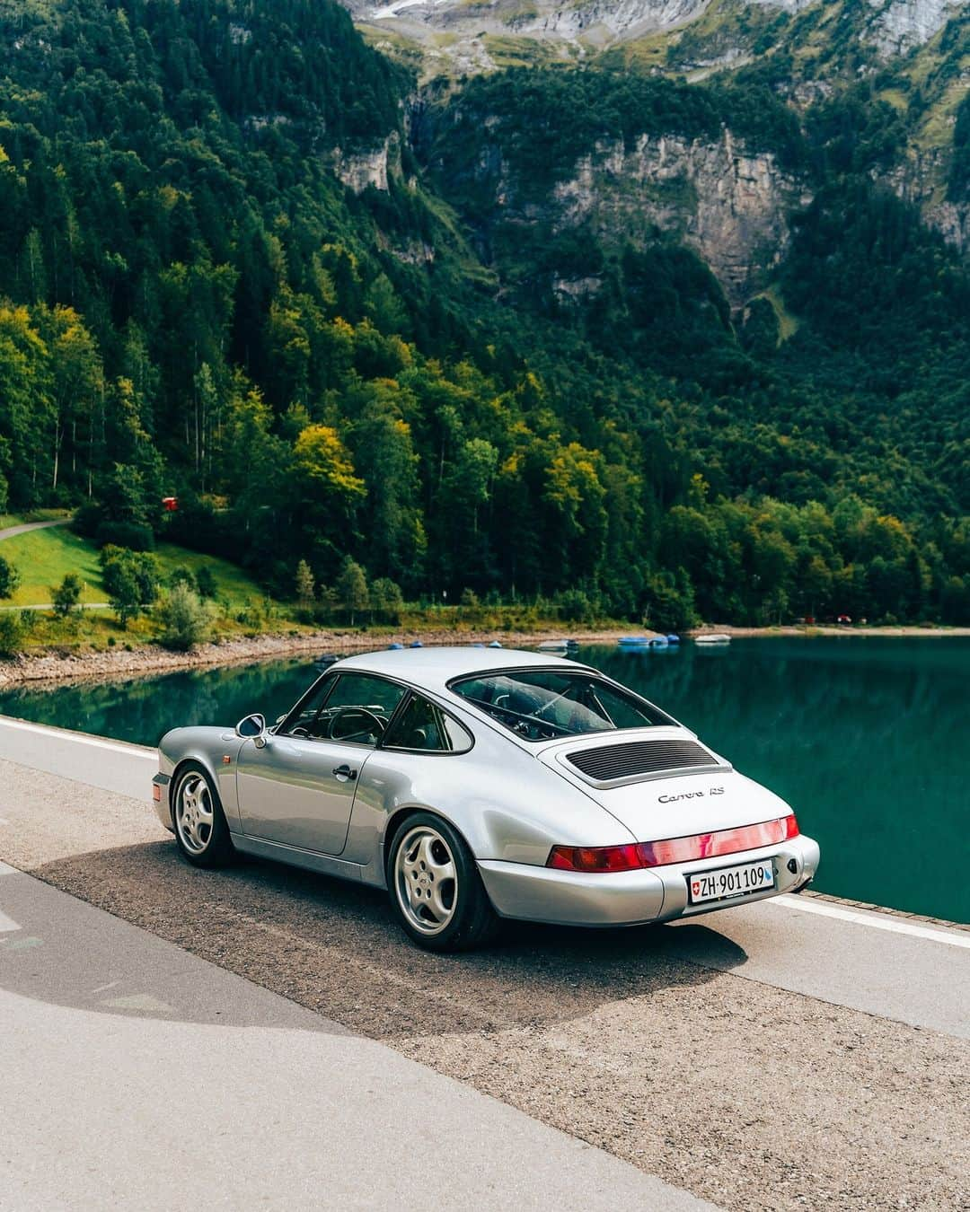 Porscheさんのインスタグラム写真 - (PorscheInstagram)「Lost in the serenity of the Swiss Alps.  📸 @shotbyardi @joeleichenberger  🚙 @911_skg」11月6日 19時00分 - porsche