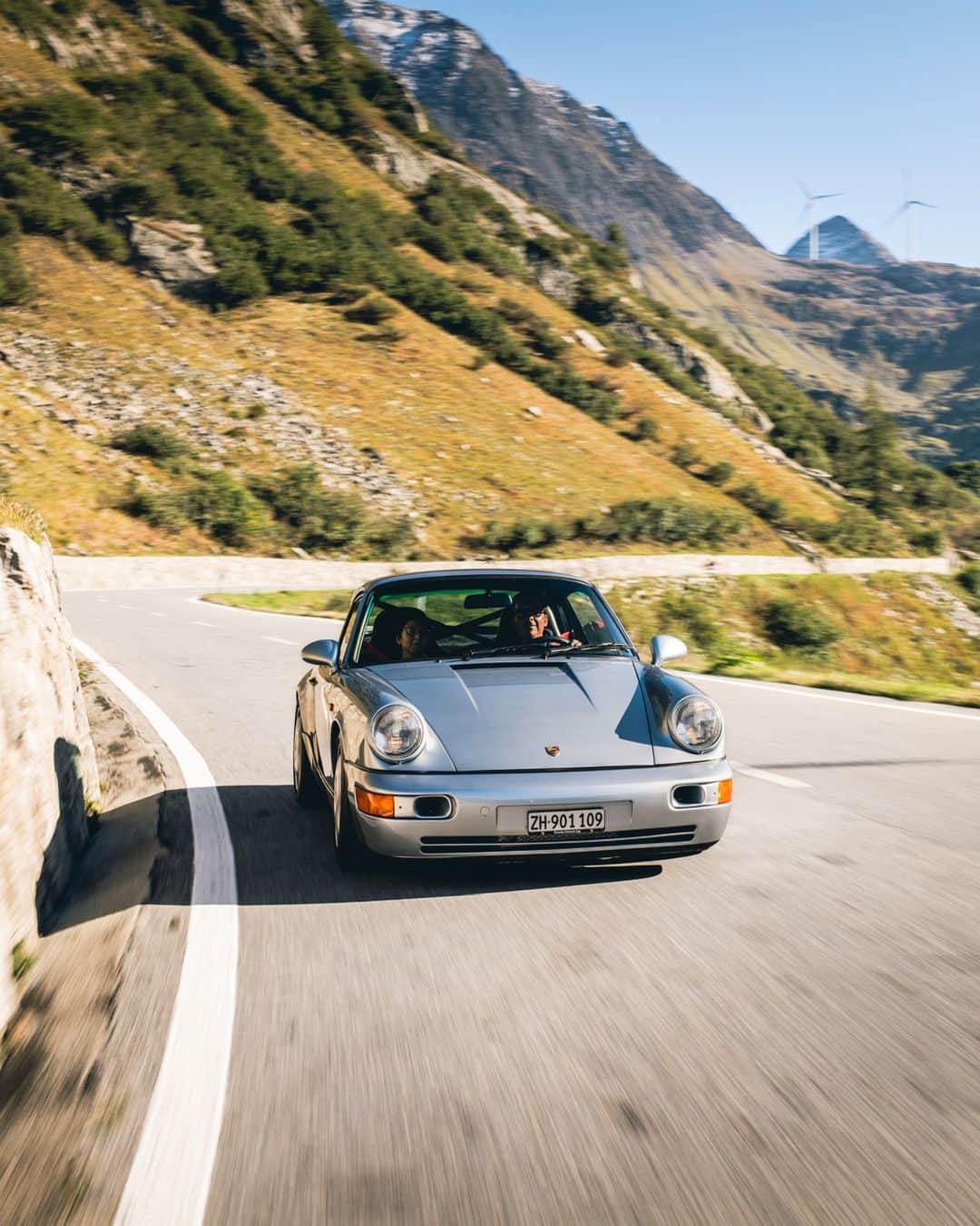 Porscheのインスタグラム：「Lost in the serenity of the Swiss Alps.  📸 @shotbyardi @joeleichenberger  🚙 @911_skg」