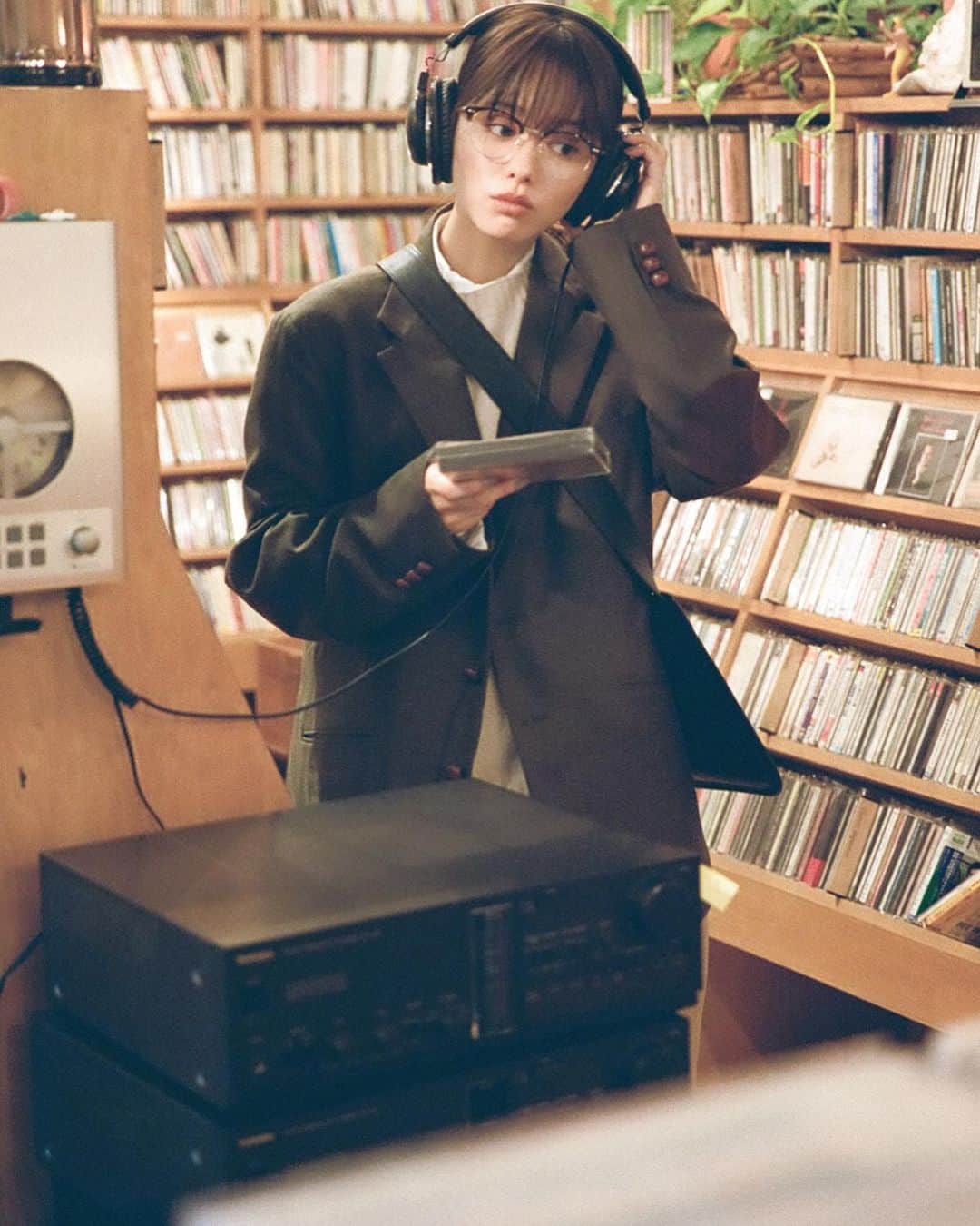 のインスタグラム：「. 発売中のmina12月号『レトロを巡る週末ドライブ。』企画から、山本舞香さんのコーディネートを紹介します📙  Item---------------  ジャケット 159,500円／INDIVIDUALIZED CLOTHING（メイデン・カンパニー） @individualizedshirts_japan  ニットベスト 16,280円／MORRIS & SONS（Bshop） @morrisandsons  ベストの中に着たシャツ 19,800円／ORCIVAL（Bshop） @orcival_franc  センタープレスパンツ 24,200円／BILLS KHAKIS（メイデン・カンパニー） @billskhakis  メガネ 50,600円／金子眼鏡（オプティシァン ロイド） @kaneko_optical   レザーショルダーバッグ 50,600円／土屋鞄製造所（土屋鞄製造所） @tsuchiya_kaban  ---------------------  mina12月号をぜひチェックしてくださいね🍂 　　　　　　　　　　　　　　　　　　　　　　　　　　　　　　  #mina #minamagazine #ミーナ #fashion #週末女子 #週末男子 #山本舞香 #メンズライクコーデ #シンプルコーデ #カジュアルコーデ #メガネ #メガネコーデ #ジャケット #ニット #ニットベスト #ニットコーデ #レコード屋 #ココナッツディスク江古田 #休日コーデ #おでかけコーデ #秋コーデ #每日穿搭 #穿搭日常 #데일리룩 #심플룩 #캐주얼룩」
