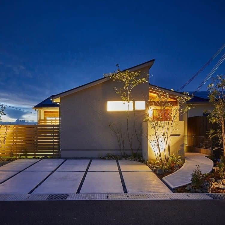 勝美住宅さんのインスタグラム写真 - (勝美住宅Instagram)「【平屋プランにもたくさんのバリエーション！】 . 今回は平屋住宅のプランバリエーションをご紹介。 最近は平屋への注目が高まっていて、 シンプルでミニマムな暮らしを求める、 若い世代からも支持を集めています。 . 勝美住宅でも様々な平屋プランをご提案していますが 現在公開中なのは、加古郡稲美町のモデルハウス。 通り土間からLDK、水回り、洗濯室、 そしてドッグランのある中庭へと 回遊できる動線プランが特長。 . こちらも公開中、姫路市の苫編モデルハウスは 階段のある平屋です。 屋根裏空間を活用したロフトへは 階段をつかって上がっていくプラン。 . また販売済のプランでは、コの字型の建物の 中央に中庭を設けて、空間に奥行きと広がリを 持たせた住宅もあります。 . 平屋であっても家事導線や 立体的な空間利用を工夫すれば、 様々なご要望に対応できるプランも実現可能です。 . 平屋住宅のプランについても、 勝美住宅の設計士に お気軽にご相談ください。 . ＊＊＊＊＊＊＊＊＊＊＊＊＊＊＊＊ . #住まい #家 #家づくり #注文住宅 #新築 #戸建て #デザイン #インテリア #雑貨 #勝美住宅 #明石 #垂水 #加古川 #姫路 #house #建築 #interior #architecture #マイホーム計画 #平屋 #ロフト #中庭　 . ＊＊＊＊＊＊＊＊＊＊＊＊＊＊＊＊ 永く健康で住むことができるように 家をつくることはとても大切です。 . 冬暖かく夏涼しい家を考えることは 人の健康だけでなく住まいの長持ちに つながります。 . KATSUMIでは「暮らし」を豊かにする 住まいづくりを大切にしています。 . 理想の住まいのイメージを探してみてください。 @katsumi_jyutaku . KATSUMIのLINE公式アカウントにて 友だち限定のWeb版施工事例カタログを公開しております。 もしよろしければ、下記リンクから友だち登録の上、ご覧ください。 https://lin.ee/SVuoeuVP . ＊＊＊＊＊＊＊＊＊＊＊＊＊＊＊＊ 株式会社勝美住宅 本社：明石市花園町2-2 . ＼各拠点にモデルハウスあります／ 支店：垂水店・加古川店・姫路店・大津出張所 . ----施工エリア---- 神戸市西区、垂水区、明石市、加古川市、高砂市、姫路市、加古郡、小野市、揖保郡、たつの市、相生市、赤穂市」11月6日 19時00分 - katsumi_jyutaku