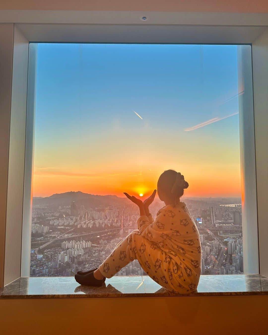 ぷーちゃんのインスタグラム：「🐶🍯 韓国での様子ストーリーで流してるから見てね🎥💛  📍シグニエルソウル  圧巻の建物の中にあるホテル😦 部屋から見える夕日からパワーもらった🌇  シロのダサかわパジャマに 流行りのクリップで˙Ⱉ˙ ฅ  ロッテワールドモールの真横にあるから 買い物行くにも便利🫶  横にある遊園地も行ってみたいな🎡  朝食も美味しかったから 付けるのがおすすめ🥹🫶  #シグニエルソウル#韓国#韓国旅行 #韓国ホテル#ソウル」