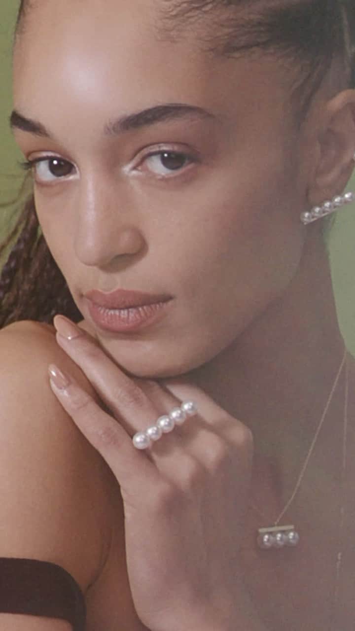 TASAKIのインスタグラム：「The launch of a new TASAKI ad campaign. Photographer Tyler Mitchell applied his modern sense of style to capture the dynamic beauty of model Indira Scott, adorned with iconic jewellery from the ‘balance’ collection. Get ready for this artistic visual story that will shake up your emotions. An artistic visual story sure to stir the senses and trigger temptation.   TASAKIの新広告キャンペーンがスタート。 「balance (バランス)」シリーズのアイコンジュエリーを身に着けたインディラ・スコットのダイナミックな美が、タイラー・ミッチェルのモダンなセンスを通して映し出されます。 見る人の感性を揺さぶる、アーティスティックなビジュアルストーリー。   Photographer: @tylersphotos Model: @indira Art Direction: @tankmagazine   #TASAKI #TASAKIbalance」