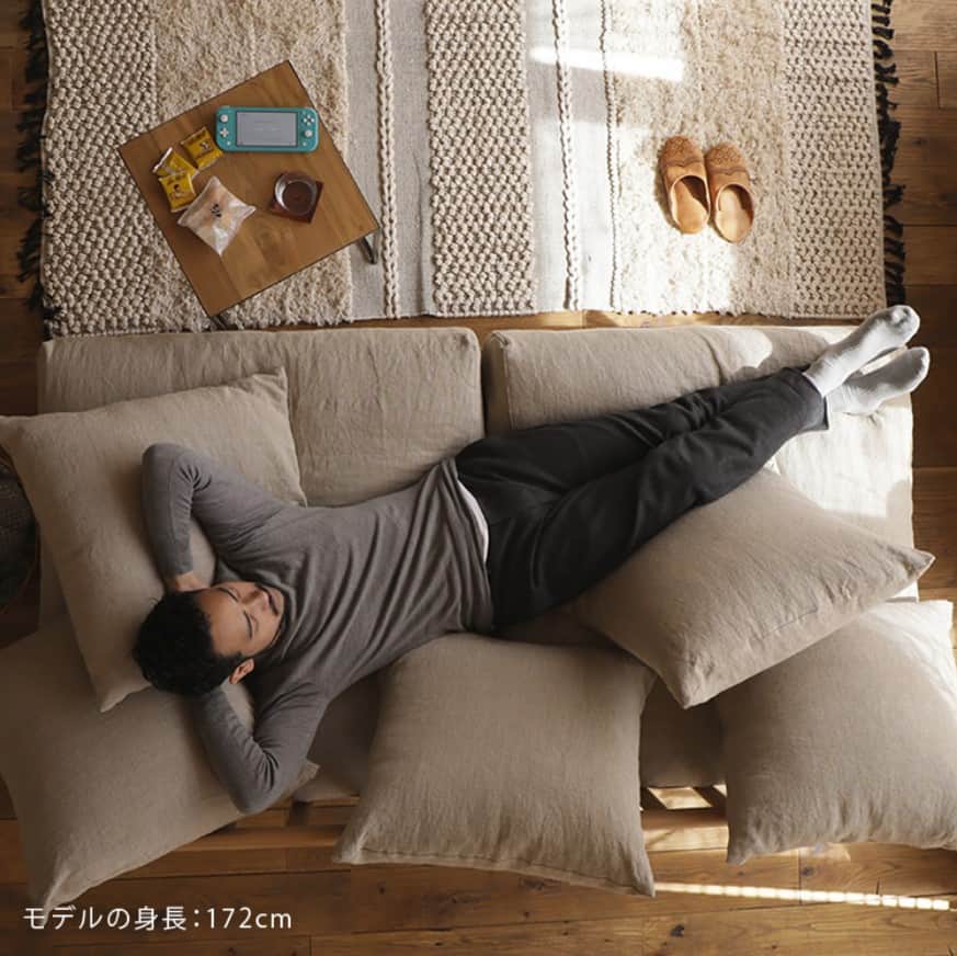 Re:CENO（リセノ）さんのインスタグラム写真 - (Re:CENO（リセノ）Instagram)「AGRAソファー、そのまま寝落ちすると思います🛌  奥行き100cｍは、シングルベッドと同じサイズ。 また、ひじ掛けもなくしているので、180cmの横幅も まるまる使い切ることができます。  クッションを枕にすれば、広々と横になれますし、 疲れたお父さんの日曜日のお昼寝にも最適です。 子供たちなら2～3人が並んで寝ることも◎  AGRAソファー最大の特徴は、 包まれるような過ごし心地を感じられること。  その秘密の理由とは？ ①フェザーをたっぷりと詰め込んだ「特大座クッション」 ② 反発と柔らかさが体を支える「背クッション」  ---------------------------------------  ●詳しい内容は、商品タグからご覧いただけます。  #receno #naturalvintage #interior #agra #リセノ #ナチュラルヴィンテージ #インテリア #インテリアコーディネート #アグラソファー #フェザーソファー #ソファー」11月6日 19時00分 - receno.interior