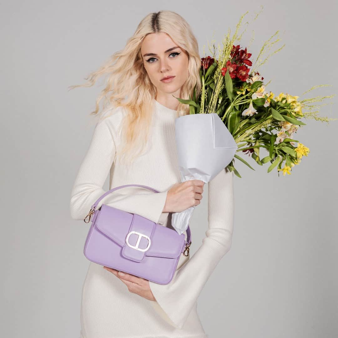 ツインセットのインスタグラム：「For an extra style touch our #twinsetmilano Amie bag becomes the distinctive feature for an unique style 💜 Discover all the colours 🤩 #twinsetlover」