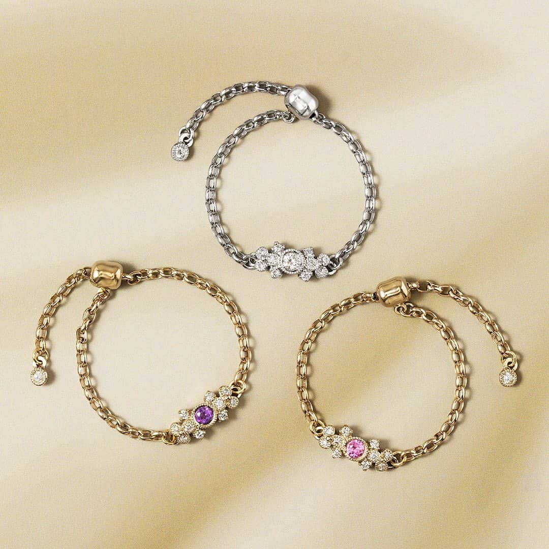 AbHerї〈アベリ〉のインスタグラム：「【NEW】AbHerï 2023 Holiday Collection “bow(ボウ)” - Chain-Ring – 　 　 　 指にリボンを巻いて結ぶようなフィット感が心地良いチェーンリング。   センターストーンの両脇に3つのループとダイヤモンドを配し、ミルグレインの装飾が高級感を添えます。リボンモチーフの甘さをおさえ、大人のスタイリングにふさわしく仕上げています。　   モチーフがピアスやネックレスよりもひと回り大きく、石の輝きとともに金糸の刺繍のような細工が映え、互いに響き合う美しさがあるデザインです。 　     ■“bow” Diamond Chain-Ring Design №：1510A Details：PT, Diamond   ■“bow”Amethyst Chain-Ring Design №：1510B Details：K18CH, Amethyst, Diamond   ■“bow”Pink Sapphire Chain-Ring Design №：1510C Details：K18CH, Pink Sapphire, Diamond 　 　 　 ▶アメシスト・ピンクサファイアタイプは数量限定品です。   ▶ 「ショップを見る」より商品の詳細をご覧いただけます。       #abheri #abherï #アベリ #ジュエリー #新作ジュエリー #ホリデーコレクション #ダイヤモンドジュエリー #ダイヤモンドリング #チェーンリング #アベリチェーンリング #フリーサイズリング #指輪 #アメシスト #アメジスト #ピンクサファイア #カラーストーンジュエリー #ジュエリー好き #ギフト #ホリデーギフト #クリスマスプレゼント #ご褒美ジュエリー #ジュエリーブランド #ジュエリーショップ #ジュエリーギフト #jewelry #chainring #diamondring #amethystring #pinksapphirering #japanbrand」