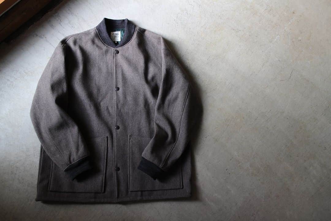 Jackmanさんのインスタグラム写真 - (JackmanInstagram)「▽ FW23 MELTON AWARD JACKET JM8380 70%WOOL 20%POLYESTER 5%NYLON 5%ACRYL ¥46,200 Color:38Sepia  経糸のみを2重にした 珍しい二重織りメルトン素材を使用した アウォードジャケットです  多色織りのためシャトル織機ではなく レピア織機を使用して 奥行きのある色合いを 生地で表現しました  ウール織り生地は本来 洗いと縮絨により 独特の膨らみがある表情に仕上げますが このアウォードジャケットは 1900年代初頭の クラシカルな表情にするため 縮絨をせず柔らかみのない 油分が抜けた風合いにしました  デザインは ゆったりしたシルエットに ボリューム感のある2枚袖 衿リブはコンパクトなシングルタイプの Baseball仕様です  中綿が入っていない分 裏地には防風性の高い 高密度タフタを使用  厚手のインナーも無理なく着用できる 工夫をしました  The Award Jacket features a rare double-woven melton fabric with only the warp having two layers. For multicolor weaving, a rapier loom was used instead of a shuttle loom to express the deep colors in the fabric. While typical wool fabric is finished by washing and fulling it to provide its unique texture and fullness, we omitted the fulling so that the jacket would lack softness and be oil-free to achieve a classic look reminiscent of the early 1900s. The design features a relaxed silhouette, voluminous double sleeves, and a compact single-rib collar like they use in baseball. While there is no padding, we used high-density taffeta lining for the backing to provide wind protection. We also made accommodations to allow for the thick inner layers to be worn comfortably.」11月6日 19時00分 - jackman_official