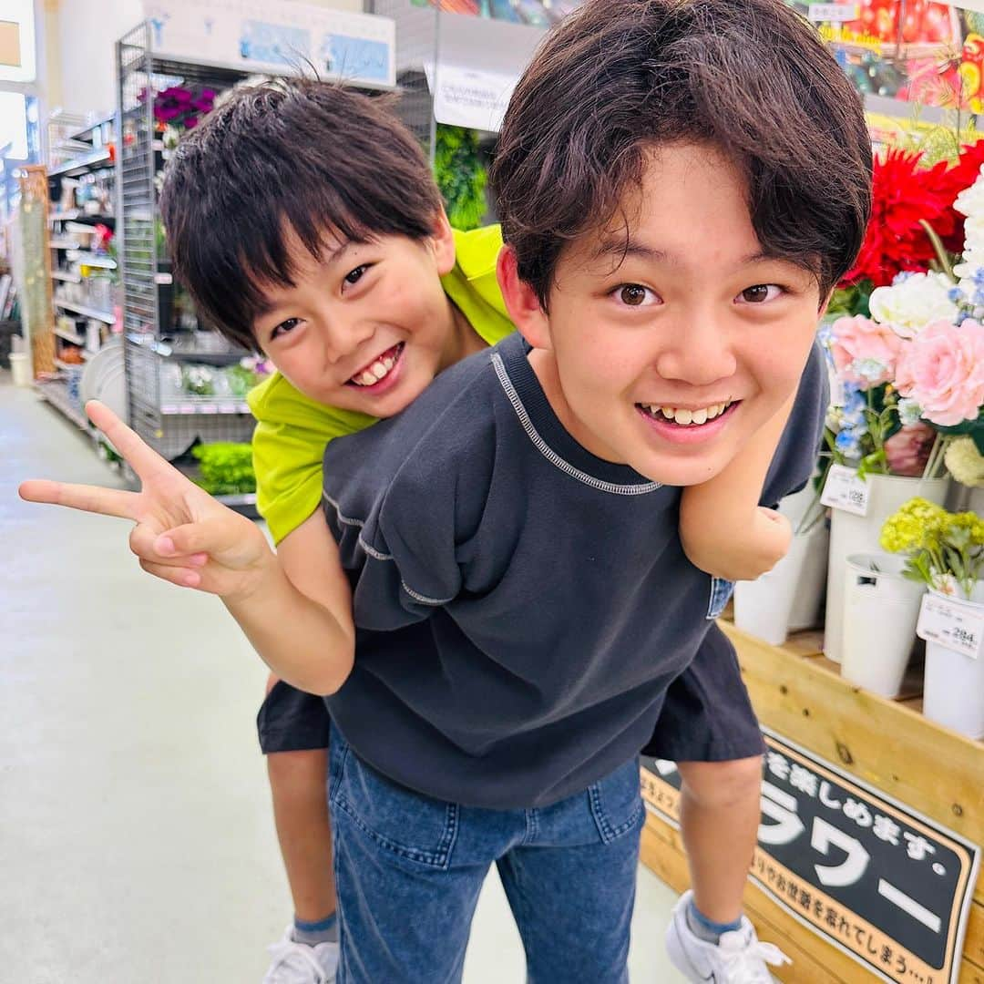 ブラザー4チャンネルさんのインスタグラム写真 - (ブラザー4チャンネルInstagram)「仲良し小学生組❗️ ⁡ あっくんの小学校卒業まで もう半年ないのか…😭💦 ⁡ #brother4 #YouTuber #仲良し兄弟 #小学生組」11月6日 19時00分 - brother4channel