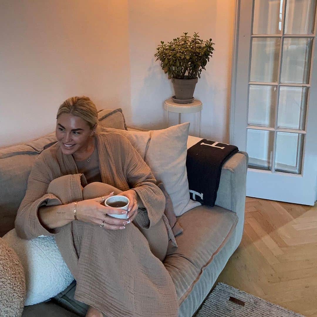 ヤネッテ・オッテセンのインスタグラム：「Hej mødre! 🍁   November med sine kolde og mørke dage kan få os til at føle os trætte og energiforladte. Jeg har nogle fantastiske tips til at hjælpe dig med at forblive motiveret og få det bedste ud af denne hyggelige sæson 💪❤️  1. Hygge-livsstil 🧶 Skab en varm og hyggelig atmosfære derhjemme. Tænd nogle stearinlys, indpak dig i et blødt tæppe og nyd en varm kop te. Hygge handler om at finde komfort i de enkle ting.   2. Morgendynamik🧘🏼‍♀️ Start din dag med et energiboost ved at lave en hurtig morgentræning. Selv blot 15 minutters strækøvelser eller en frisk gåtur kan gøre en stor forskel for dit humør og dit energiniveauer.  3. Næringsrig Komfortmad🥙 Nyd lækker og sund komfortmad, der varmer både krop og sjæl. Tænk på lækre supper, ristede grøntsager og magre proteiner for at give dig brændstof til dagen.  Husk, det er okay at føle sig lidt træt i november. Hvad er din yndlingsmåde at bekæmpe november-træthed på?   Del dine tanker i kommentarerne nedenfor 💬  God mandag 🤎」