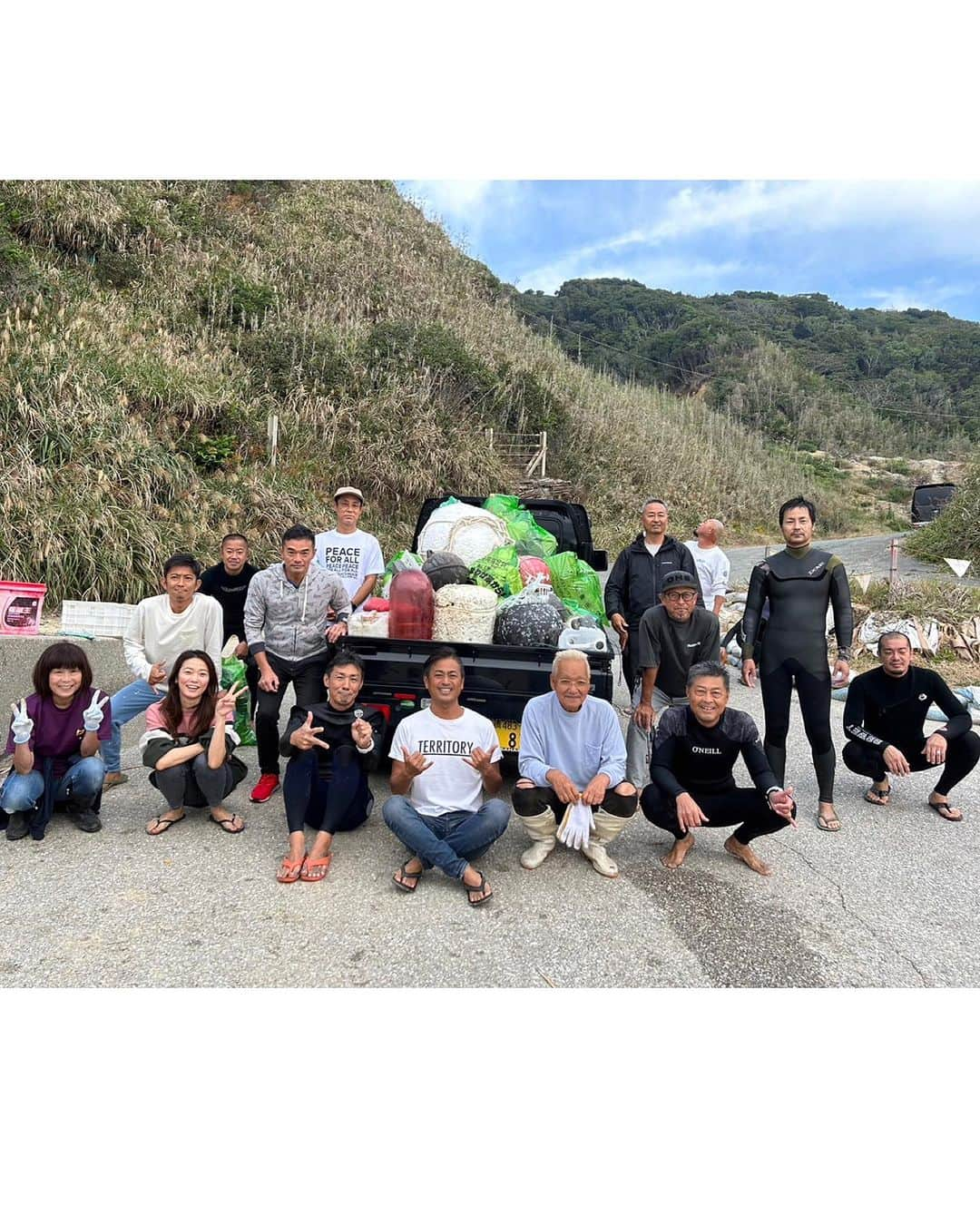 野木久美子さんのインスタグラム写真 - (野木久美子Instagram)「ビーチクリーンに参加させていただきました🌊 サーフィンのコミュニティの中に入れて頂き、 初めて参加させていただきました🙏  そんなにはないと思っていましたが、凄い量のゴミが💦 流されてくるんでしょうね。 ひどい時は月一の開催でトラック2台分もでるんだとか😳  びっくりでした！！ 船から不意に落ちちゃって流されてきているものもあればポイ捨てがこの様な形になってしまうこともありますよね。 ポイ捨てをしただなんて思いたく無いですが😭  海だけではなく、 街の中での一人一人の意識がとっても大事だなと😌  家でも外でもまずはゴミ箱に、 そしてお家に持って帰ることを意識できる人が増えれば皆気持ちいい生活ができますよね🥹  今が良ければいいではなく、その先のことを🌈  何がともあれ少しでもこの状況をお伝え出来たらなと投稿残しておきます🙏🥹  綺麗にすると気持ちがいい 少しでも伝染するといいなっ♡  ゴミ拾いは幸せ拾い。ですね😊👍  サーフィンコミュニティーの皆さん優しく受け入れてくださりありがとうございました🙏☺️ また宜しくお願い致します☺️  #荒波ポイント #久美原ポイント #毎月第一日曜日開催  #クリー活動 #ビーチクリーン #海でも街でも #ゴミ拾いは運拾い  #クリーンな未来の為に #サーフィン #🌊 #🏄」11月6日 19時10分 - nogikumigram