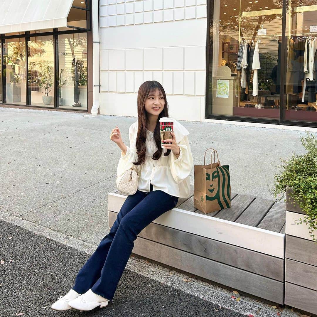 のインスタグラム：「︴𝑏𝑙𝑜𝑢𝑠𝑒 𝑎𝑛𝑑 𝑑𝑒𝑛𝑖𝑚 , 𝑎𝑢𝑡𝑢𝑚𝑛 𝑐𝑜𝑜𝑟𝑑𝑖𝑛𝑎𝑡𝑒 ..  ブラウスにタイトめなデニム👖🤍 シンプルだけど大人っぽい感じですき .. 💭  スタバのベンティーおっきいから 小顔効果ありがたい٩꒰ ˘ ³˘꒱♡  🏷 blouse : GRL " nk36 " denim : ZARA shoes : GU bag : RANDA  . . . #秋コーデ #低身長コーデ #デニムコーデ #きれいめカジュアル #grl #グレイル #zara #gu #randa」