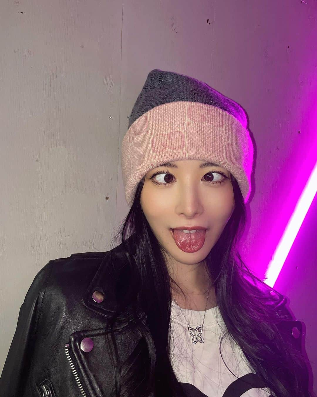 相沢みなみさんのインスタグラム写真 - (相沢みなみInstagram)「My friends took a lot of pictures of me. <33 The beanie, T-shirt,belt,bag is all GUCCI💘 It's fun to dress up for this season bcuz it's not too cold. . お友達ちゃんがいっぱい撮ってくれた🥺🩷 ニット帽、Tシャツ、ベルト、バッグが @gucci のコーデです👜 寒すぎない今の季節のお洒落が楽しい🍂 . #秋コーデ #秋 #秋ファッション  #autumn #autumnvibes #autumnfashion  . #相沢みなみ  #minamiaizawa #相澤南」11月6日 19時11分 - epoint2016