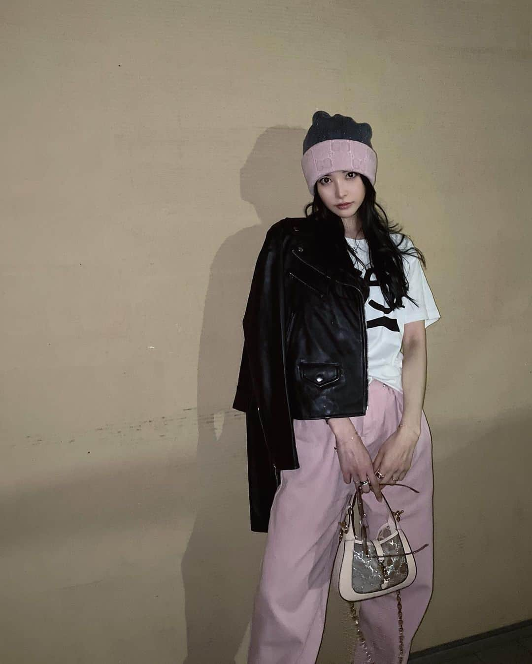 相沢みなみさんのインスタグラム写真 - (相沢みなみInstagram)「My friends took a lot of pictures of me. <33 The beanie, T-shirt,belt,bag is all GUCCI💘 It's fun to dress up for this season bcuz it's not too cold. . お友達ちゃんがいっぱい撮ってくれた🥺🩷 ニット帽、Tシャツ、ベルト、バッグが @gucci のコーデです👜 寒すぎない今の季節のお洒落が楽しい🍂 . #秋コーデ #秋 #秋ファッション  #autumn #autumnvibes #autumnfashion  . #相沢みなみ  #minamiaizawa #相澤南」11月6日 19時11分 - epoint2016