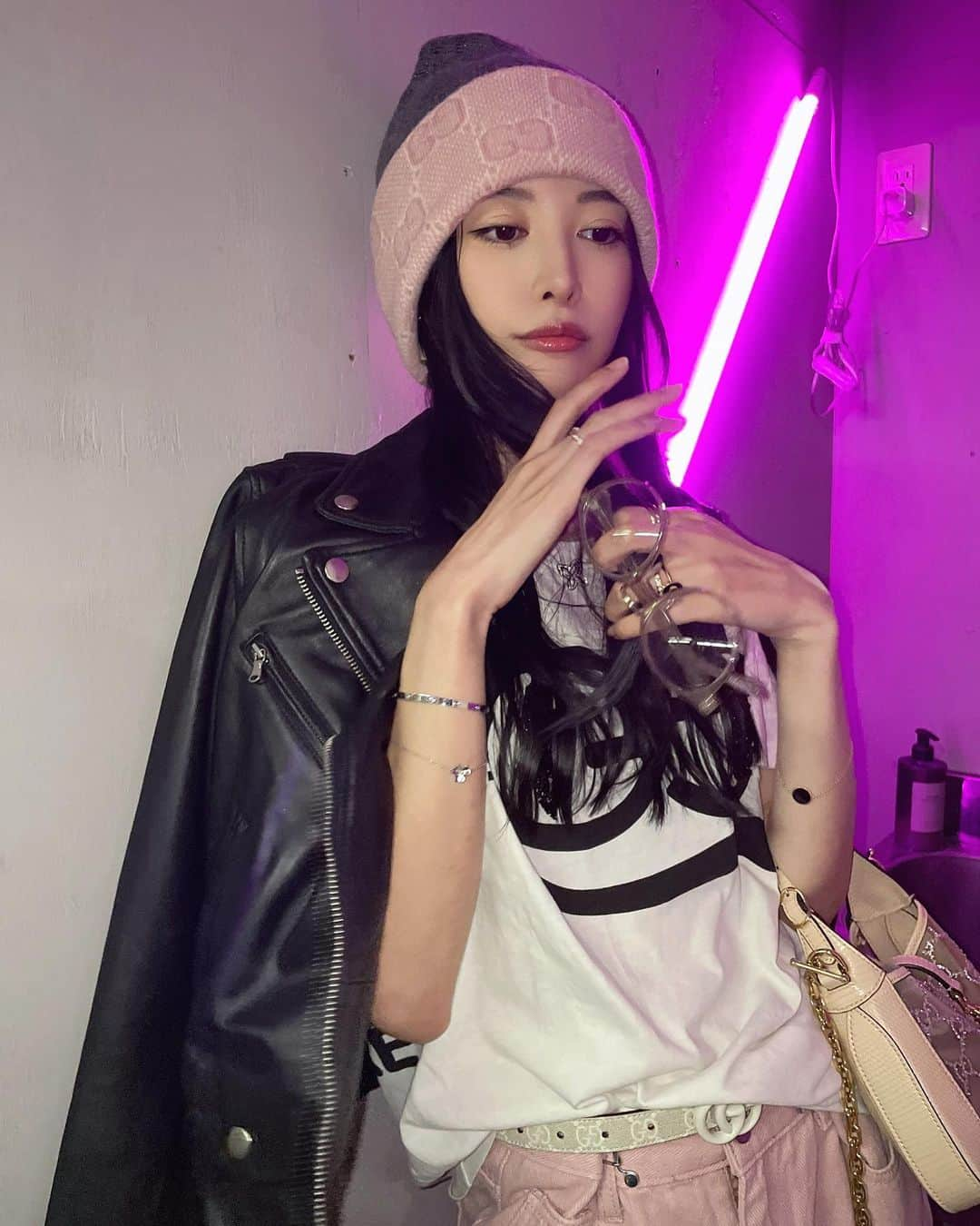 相沢みなみさんのインスタグラム写真 - (相沢みなみInstagram)「My friends took a lot of pictures of me. <33 The beanie, T-shirt,belt,bag is all GUCCI💘 It's fun to dress up for this season bcuz it's not too cold. . お友達ちゃんがいっぱい撮ってくれた🥺🩷 ニット帽、Tシャツ、ベルト、バッグが @gucci のコーデです👜 寒すぎない今の季節のお洒落が楽しい🍂 . #秋コーデ #秋 #秋ファッション  #autumn #autumnvibes #autumnfashion  . #相沢みなみ  #minamiaizawa #相澤南」11月6日 19時11分 - epoint2016