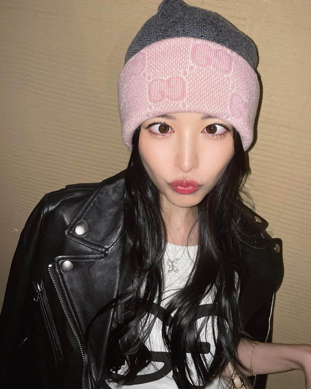 相沢みなみさんのインスタグラム写真 - (相沢みなみInstagram)「My friends took a lot of pictures of me. <33 The beanie, T-shirt,belt,bag is all GUCCI💘 It's fun to dress up for this season bcuz it's not too cold. . お友達ちゃんがいっぱい撮ってくれた🥺🩷 ニット帽、Tシャツ、ベルト、バッグが @gucci のコーデです👜 寒すぎない今の季節のお洒落が楽しい🍂 . #秋コーデ #秋 #秋ファッション  #autumn #autumnvibes #autumnfashion  . #相沢みなみ  #minamiaizawa #相澤南」11月6日 19時11分 - epoint2016