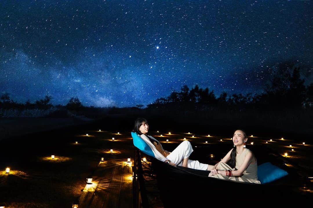 【公式】星野リゾート　リゾナーレのインスタグラム：「【リゾナーレ小浜島】日本有数の夜空が美しいエリアとして知られる沖縄八重山諸島エリア。ホテル敷地内の見晴らしの良い一角に大きなティンガーラ ハンモックが連なり、 大きなハンモックに寝そべって澄み渡った星空を贅沢に愉しめます。  Photo by @risonarekohamajima   #星野リゾート#リゾナーレ #リゾナーレ小浜島 #沖縄県 #小浜島 #旅行 #国内旅行 #離島ホテル #大人の休日 #石垣島 #八重山 #女子旅 #記念日旅行 #アクティビティ #西大岳 #絶景#冬こそ沖縄 #沖縄旅 #Risonare #HoshinoResorts #RisonareKohamajima #japantravel」