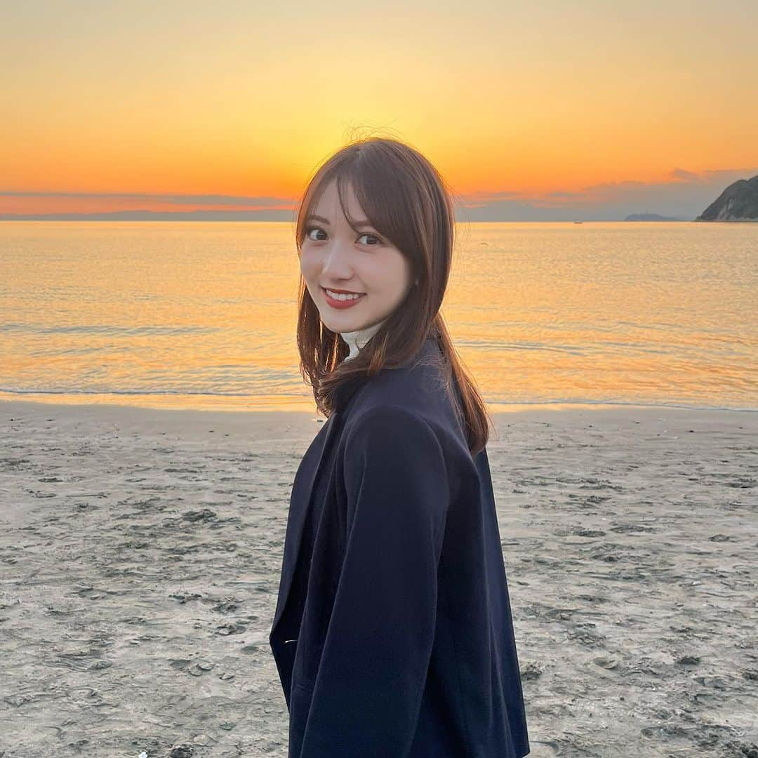 宮﨑葉苗のインスタグラム：「. 載せてなかった写真たち🤳♡  夕日綺麗すぎて癒された、、また見に行きたい😌✨  質問いただいてたジャケットは @nanouniverse_official です🤍  #逗子海岸#逗子カフェ#逗子ランチ#湘南カフェ#海沿いカフェ#逗子#ジャケットコーデ#ジャケット」