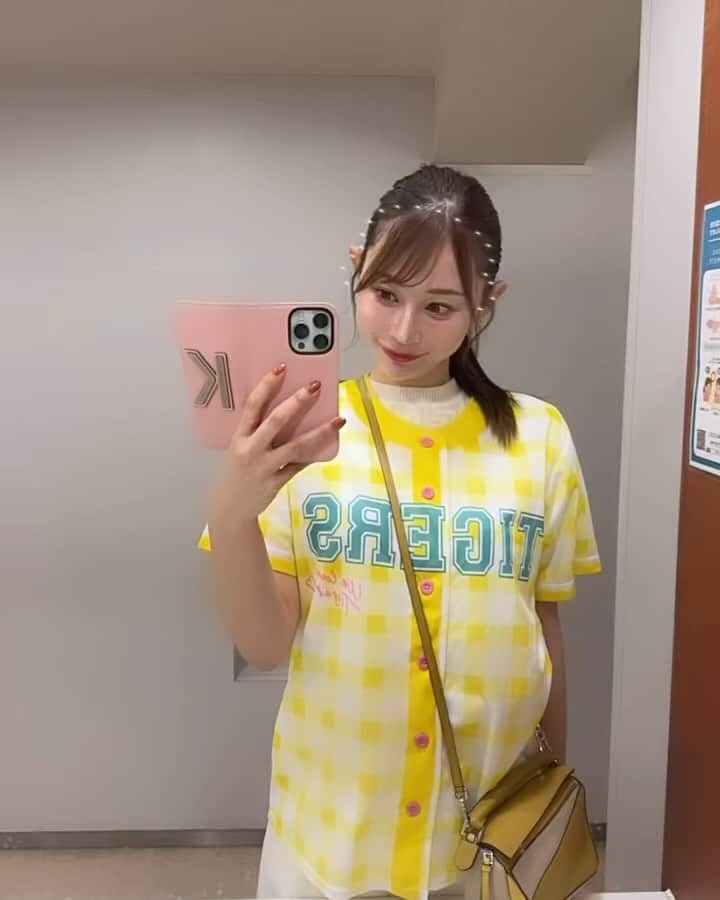 karen okajimaのインスタグラム：「阪神優勝おめでとうございます🐯㊗️🎉  ほんまに見に行けてよかった💓 1枚目お腹がふわってしてて デブに見えるけど気にしないで🤣 ふわってしてるだけ🤣🤣  #阪神優勝 #阪神優勝おめでとう #日本シリーズ #日本シリーズ2023」