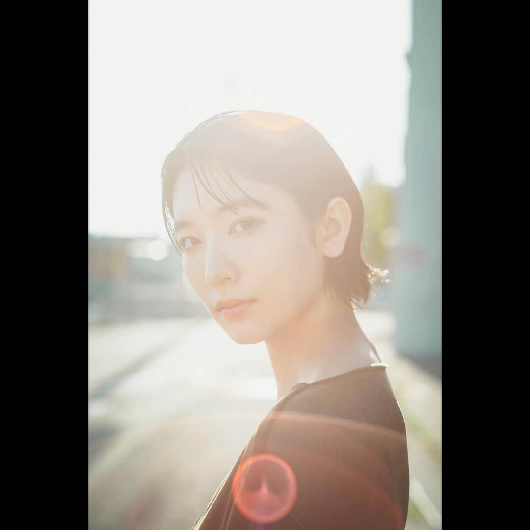 小貫莉奈さんのインスタグラム写真 - (小貫莉奈Instagram)「題名をつけたくなる写真...  photo: @yuhji921  hair: @masato_suganuma  make: @kanako.miura.24  styling: @bop.misaki   素敵な街で素晴らしい皆さんと撮影しました☺︎  #portrait #photograph #Japan #photography #ポートレート #makeup #ショートヘア #ショートカット #shooting」11月6日 19時06分 - rina_onuki0529