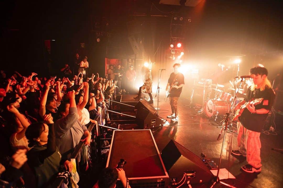 SHiNNOSUKEのインスタグラム：「BUMP ON da STYLE vol.37  まだ余韻抜けない、疲れ取れない。  ホントに全部、自分らでやるから開催までの準備から当日まで、めっちゃくちゃ大変でヘロヘロになるから、もう二度とやらねーって思うけど、ホントあの会場にいた皆が喜んでくれるから、結局またやるんだわ🔥  photo by nobbie  #rookiezispunkd #stuw #sinobrown #bumpondastyle #live #rockband #ドm #尽くす系男子」