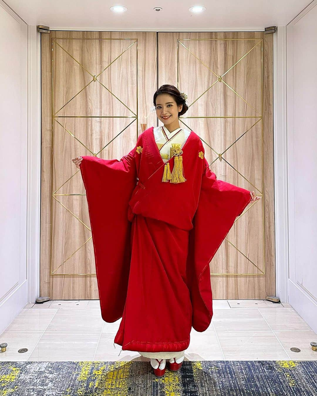 畔勝遥のインスタグラム：「・  赤無垢👘  初めて赤無垢を着ました🥰✨  赤無垢の意味を調べてみると... 『新婦の慶びの心境と祝いの色を全身で表現する』 全身から溢れるほどの幸せな気持ちを表現してくれています⸝⸝⸝⸝♡  とっても綺麗な色味でインパクトがあって素敵でした❣⃛❣⃛  👘 @sposablanca   #結婚式 #和装 #着物 #赤無垢 #和装ヘア  #花嫁ヘア  #花嫁」