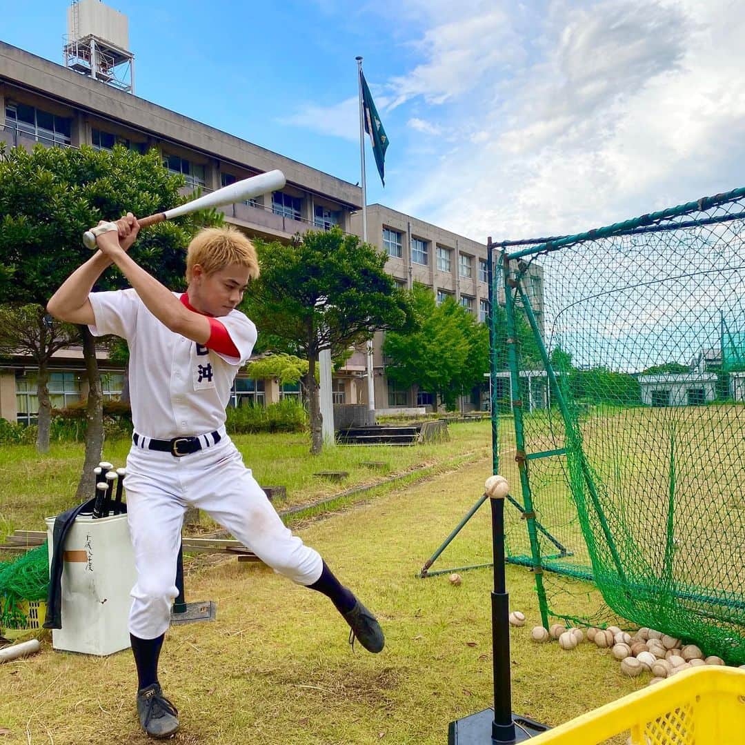下剋上球児のインスタグラム：「⚾️🌅  たった1人で野球部を続けた日沖誠くん  南雲先生に出会って、 仲間がたくさん増えて、 みんなで野球ができて…  例え試合に出なくても 最後までキャプテンとして部を引っ張る姿は 最高にかっこいい  #下剋上球児 第1話〜第4話は #TVer #UNEXTparaviコーナー で配信中  #tbs #日曜劇場 #下剋上球児 #日沖誠 #菅生新樹 #11月12日よる9時第5話放送✨」