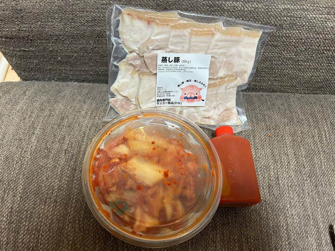 朝桐光のインスタグラム：「新商品！インターネット販売限定 山田商店の ⭐️蒸し豚とキムチのセット⭐️  カット蒸し豚200ｇ、カット白菜キムチ200ｇ、チョジャン80ｇ  コリアタウンで創業60年以上の蒸し豚専門店『サンコー食品』の蒸し豚と、山田商店の自慢の白菜キムチ、そして蒸し豚といえばチョジャン！の3点  これは美味しいに違いないということでGet✨  本当は野菜に巻き巻きして食べた方がいいんだろうけど、私はお肉にキムチとチョジャンをつけてそのままパクっと✨😋✨  美味しいーっ👍✨  おつまみに最高っ！！！  焼いたサムギョプサルも好きだけど、蒸し豚いいねー🎶  キムチもチョジャンも美味しいっ🥰  家で手軽に食べれるってのが一番よね😆👍✨  おすすめです🎶  PR@honke.yamada_shouten  #コリアタウン鶴橋 #めしすたぐらむ #おとりよせグルメ #山田商店 #白菜キムチ #蒸し豚」