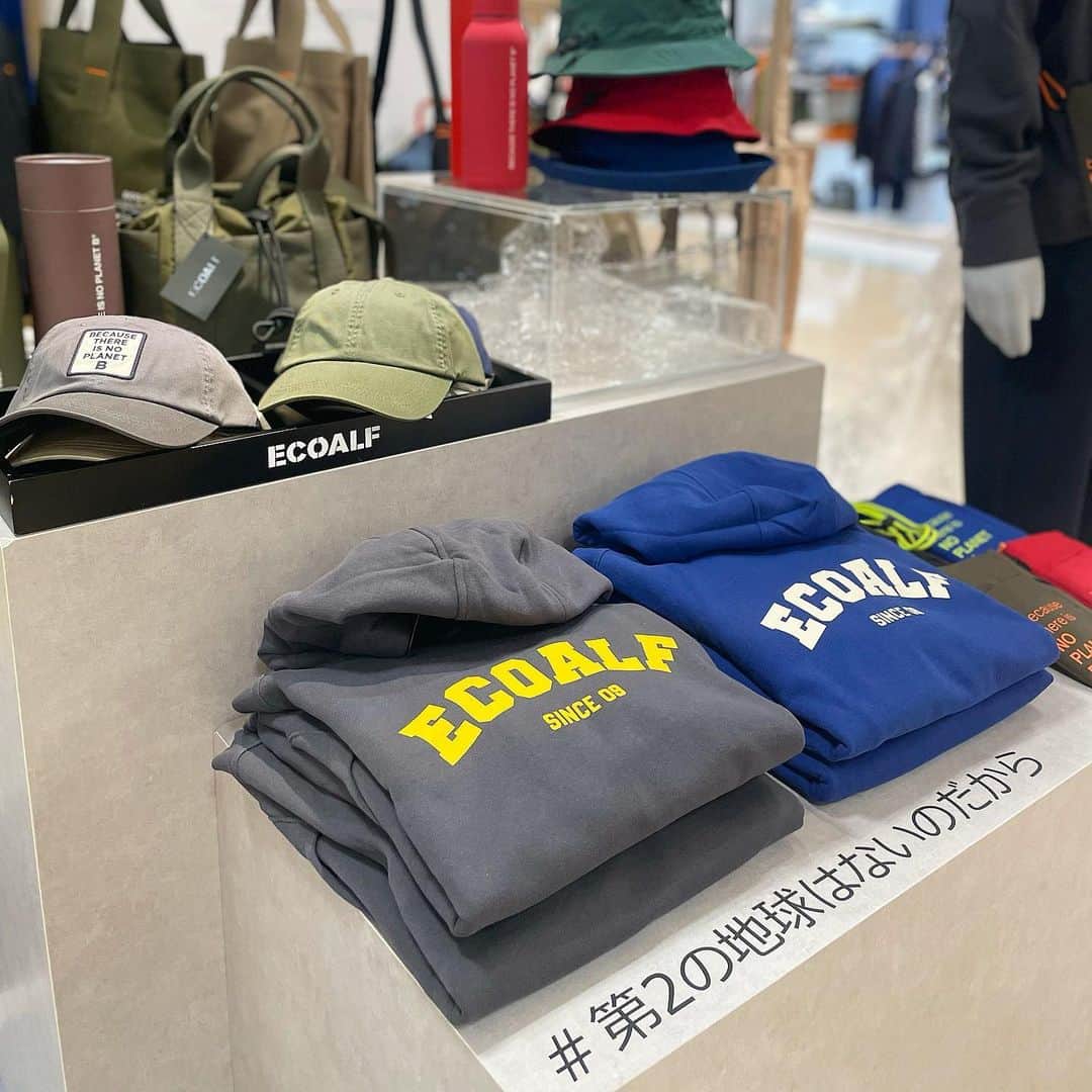 大丸神戸店のモノとコトのインスタグラム：「. ヨーロッパ発のサステナブルファッションブランド♻️👕  〈ECOALF〉POP-UP SHOP 📅11月1日(水)→12月5日(火) 📍5階 南側イベントスペース  ファッションで環境問題と向き合い、新たなライフスタイルを提案する🌱 すべてのアイテムをリサイクル素材や環境負荷の低い天然素材のみでつくる、ヨーロッパ発のサステナブルファッションブランドです☺️♻️  ペットボトル・漁網・タイヤなどを独自の技術で再生し、スタイリッシュで実用的なコレクションを提案することで世界のサステナブルファッションをリードしています✨  (3枚目) ♡BECAUSE ボトル　税込4,950円 マイボトルを持つことも、地球のために身近でできる行動の一つ🌏 他にはないカラーリングとマットな質感がおしゃれ💛  #大丸神戸 #大丸神戸店 #大丸 #神戸 #元町 #神戸大丸 #daimarukobe #kobe #エコアルフ #ECOALF #サステナブル #サスティナブル #リサイクル #サステナブルファッション #第２の地球はないのだから」