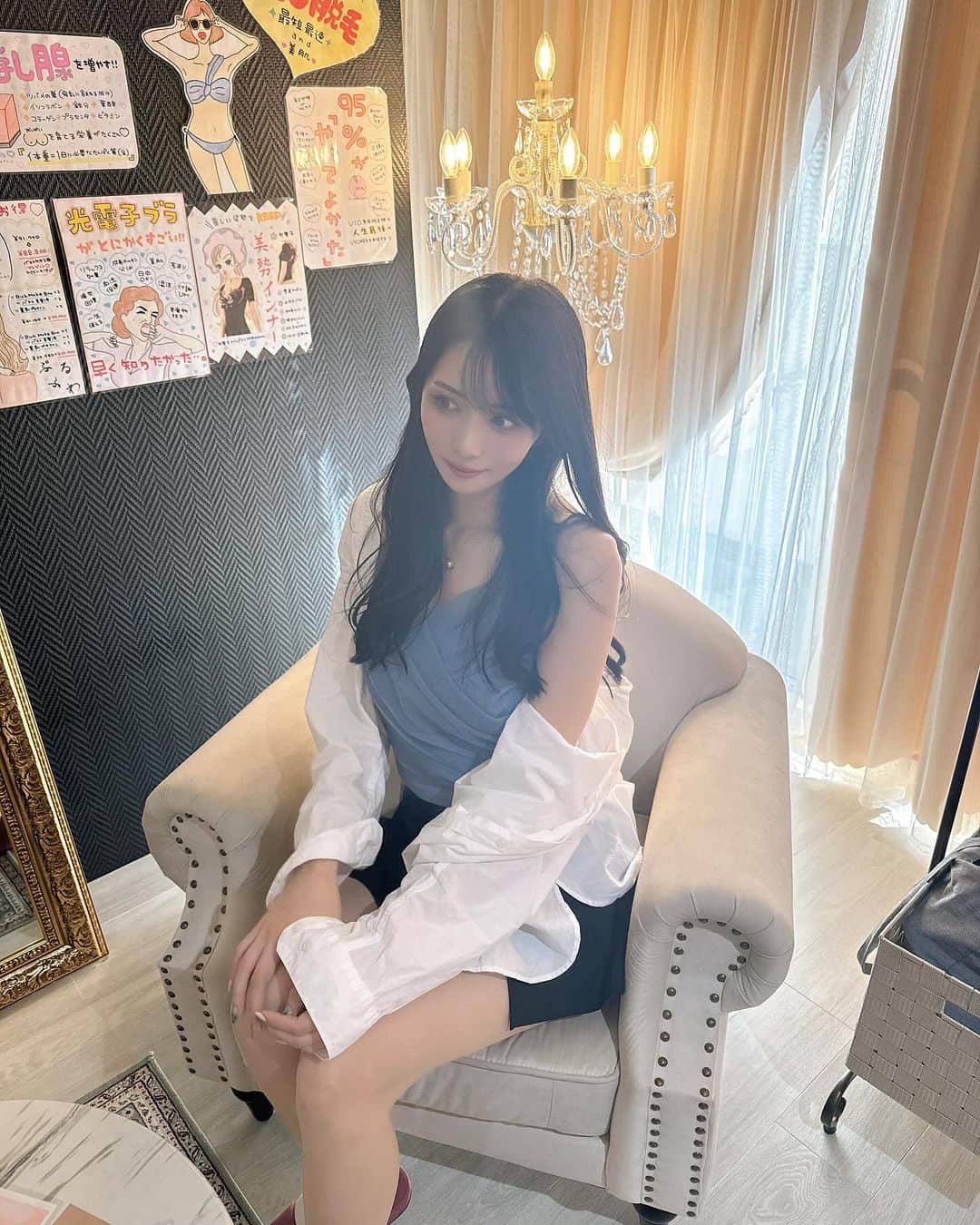 塩崎莉乃のインスタグラム：「. 久しぶりの @alice_feminine_na で クリスティーナのハーブピーリング受けた✨ . びっくりするくらい艶々になってるし 3枚目無加工でこの透明感の肌、、 . 一回でこんなに変わるのってハーブだけやと思ってる！ ほんまにすごいからおすすめ🥹✨✨ . 剥けないピーリングやからダウンタイム無しで艶々肌手に入れられる🫶 . 是非行ってみてほしい😭！！！ . . . . . . . . . . . #クリスティーナ #ハーブピーリング #剥けないハーブピーリング」