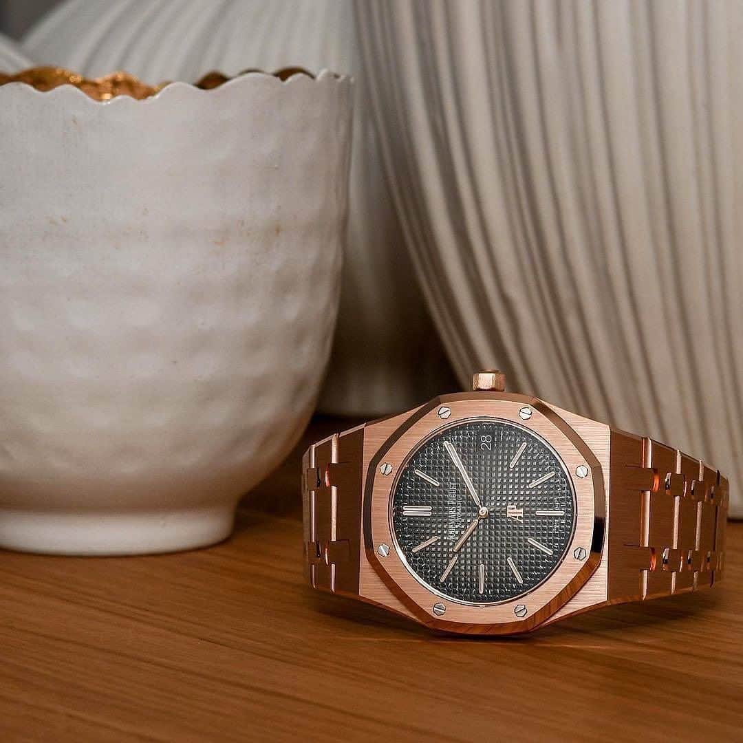 Daily Watchさんのインスタグラム写真 - (Daily WatchInstagram)「The 2022 Audemars Piguet Royal Oak Jumbo Ref 16202OR in 18-carat rose gold with smoked-grey dial. What do you think? 🔥 Photo by @luxify_de via @audemarsclub」11月6日 19時12分 - dailywatch
