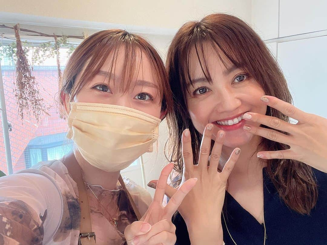 松澤由美のインスタグラム：「Oiii🌎🌎🌎  Hoje fui à Nails, ela é uma senhora muito simpática. Adoro as unhas dela, são sempre fantásticas.  Fui a Nails hoy, ella es una señora muy agradable. Me encantan sus uñas, siempre son fantásticas.  I went to Nails today, she is a very nice lady. I love her nails, they are always fantastic.  今日は11/11ライブ前に ネイルを💅 ゆうこちゃんに描いてもらいました。 @yko1220   ナチュラルマーブルに 金の粒をキラキラさせて、 蝶々🦋が飛んでたら良いなぁという リクエスト✨✨✨  とおってもテンション上がるネイルにしてもらいました♡ 日常は、毎日慌ただしく、 家事🧹など、水仕事も多く🤣😂 でも可愛いお爪だと まだがんばろおおと思えるし  マイク🎙️🎤握って キラキラ歌いたいなぁと思います♡  11/11は 中目黒Fj’sで13時から歌います。  お時間出来たよおって方は  お待ちしています♡  #yumimatsuzawa  #松澤由実  #松澤由美」