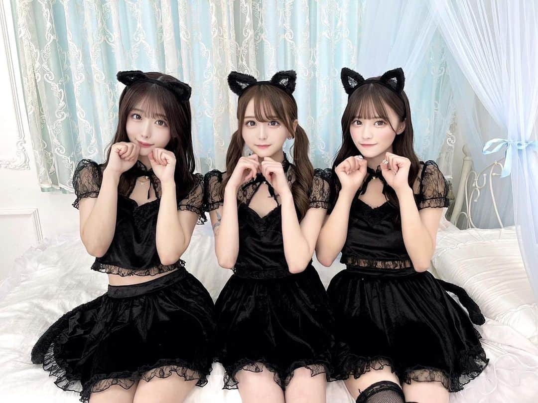 葉月沙耶のインスタグラム：「^っ ̫ <^🖤🖤🖤  #コスプレ #ねこ #ねこすたぐらむ #ねこのいる生活 #ねこのきもち #ねこら部 #黒猫 #黒猫部 #黒猫感謝の日 #黒猫だってインスタ映え #アイドル #撮影 #撮影データ #スタジオ #ガーリー #ガーリーコーデ #ガーリーファッション #カーリーヘア #フレンチガーリー」