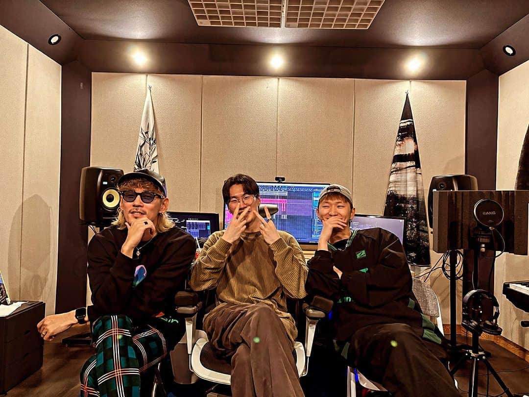 草川瞬さんのインスタグラム写真 - (草川瞬Instagram)「韓国 Song writing camp Day6  最終日。 @artiffectofficial のクリエイターの皆さんとセッション。 僕と @3scape_drm と @benheo_ とのチームで制作でした。 ここでもクオリティの高さに驚かされ 皆の優しさに驚かされ あっと言う間に２曲が完成しました！ セッションを終えてからは公園で韓国ラーメンを 皆で食べて沢山話しして 最終日のセッションが終了。 皆と会えて嬉しかったです。 これからも沢山一緒に曲を生み出しましょう！ @jakegotpix さんありがとう御座いました！  Korea Song writing camp Day6  The last day of the camp. Session with ARTiffect creators. The team consisted of myself, 3SCAPE DRM, and Ben-Heo. I was surprised at the high quality of the songs and the kindness of everyone. I was surprised by everyone's kindness. Two songs were completed in no time! After the session, we went to a park to eat Korean ramen noodles. After the session, we went to a park to eat Korean ramen and talked a lot. The last session of the day was over. It was great to see everyone again. Let's create many more songs together! Thank you very much, Jake-san!  한국 노래 쓰기 캠프 Day6  마지막 날. ARTiffect의 크리에이터 분들과 함께 하는 세션. 저와 3SCAPE DRM군과 Ben-Heo군과 함께 팀으로 제작했습니다. 여기서도 퀄리티의 높이에 놀라고 모두의 친절함에 놀라고 순식간에 '샤넬'의 곡이 완성되었습니다! 세션을 마친 후에는 공원에서 한국 라면을 먹으며 한국라면을 먹으며 많은 이야기를 나누며 마지막 날의 세션이 끝났다. 모두 만나서 반가웠습니다. 앞으로도 많은 곡을 함께 만들어 봅시다! Jake씨, 감사합니다!」11月6日 19時15分 - shunkusakawa