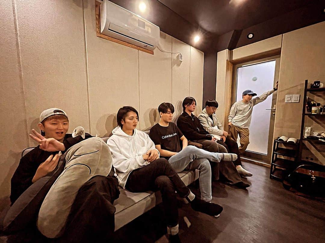 草川瞬さんのインスタグラム写真 - (草川瞬Instagram)「韓国 Song writing camp Day6  最終日。 @artiffectofficial のクリエイターの皆さんとセッション。 僕と @3scape_drm と @benheo_ とのチームで制作でした。 ここでもクオリティの高さに驚かされ 皆の優しさに驚かされ あっと言う間に２曲が完成しました！ セッションを終えてからは公園で韓国ラーメンを 皆で食べて沢山話しして 最終日のセッションが終了。 皆と会えて嬉しかったです。 これからも沢山一緒に曲を生み出しましょう！ @jakegotpix さんありがとう御座いました！  Korea Song writing camp Day6  The last day of the camp. Session with ARTiffect creators. The team consisted of myself, 3SCAPE DRM, and Ben-Heo. I was surprised at the high quality of the songs and the kindness of everyone. I was surprised by everyone's kindness. Two songs were completed in no time! After the session, we went to a park to eat Korean ramen noodles. After the session, we went to a park to eat Korean ramen and talked a lot. The last session of the day was over. It was great to see everyone again. Let's create many more songs together! Thank you very much, Jake-san!  한국 노래 쓰기 캠프 Day6  마지막 날. ARTiffect의 크리에이터 분들과 함께 하는 세션. 저와 3SCAPE DRM군과 Ben-Heo군과 함께 팀으로 제작했습니다. 여기서도 퀄리티의 높이에 놀라고 모두의 친절함에 놀라고 순식간에 '샤넬'의 곡이 완성되었습니다! 세션을 마친 후에는 공원에서 한국 라면을 먹으며 한국라면을 먹으며 많은 이야기를 나누며 마지막 날의 세션이 끝났다. 모두 만나서 반가웠습니다. 앞으로도 많은 곡을 함께 만들어 봅시다! Jake씨, 감사합니다!」11月6日 19時15分 - shunkusakawa