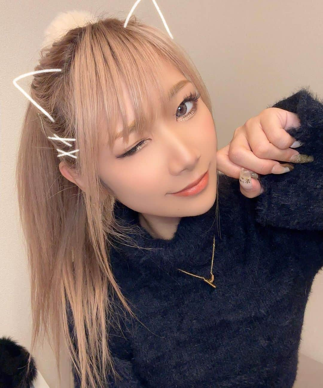 高橋由真のインスタグラム：「お肌ケア🤍💜🤍💜  先月久々に @healing.oasis でフェイシャルを受けてきました🫧 めちゃくちゃ癒されたあ🤤🤍🤍  もっこもこの泡で洗浄されて、毛穴の洗浄、オールハンドでのフェイシャルマッサージ、肌トラブルに合わせたパック💆‍♀️  極上の時間でしたあーっ✨🥹  そしてプラスでお尻+太ももの吸引もしてもらって気になる部分全部綺麗🙌🩵💚  でもでもフェイスラインはめちゃくちゃ詰まってたので痛かったです⚡️笑 終わったあと顔がシュツとしてたけど痛かったあ😭😭  今後はボディのケアだけでなくフェイシャルもたまには取り入れようと思いました🥺💕  ホットペッパーからお得なクーポンもあるので、麻布十番でエステ受けたい方は @healing.oasis 行ってみてね♡ 完全個室なのでお子様連れもＯＫですよ☺️❣️  @healing.oasis @shiozawa_mai   #エステ #フェイシャルエステ #小顔 #美肌 #ママエステ #ママ #男の子ママ #肌ケア #美尻 #お尻 #小尻 #ヒップケア #麻布十番 #ヒーリングオアシス」