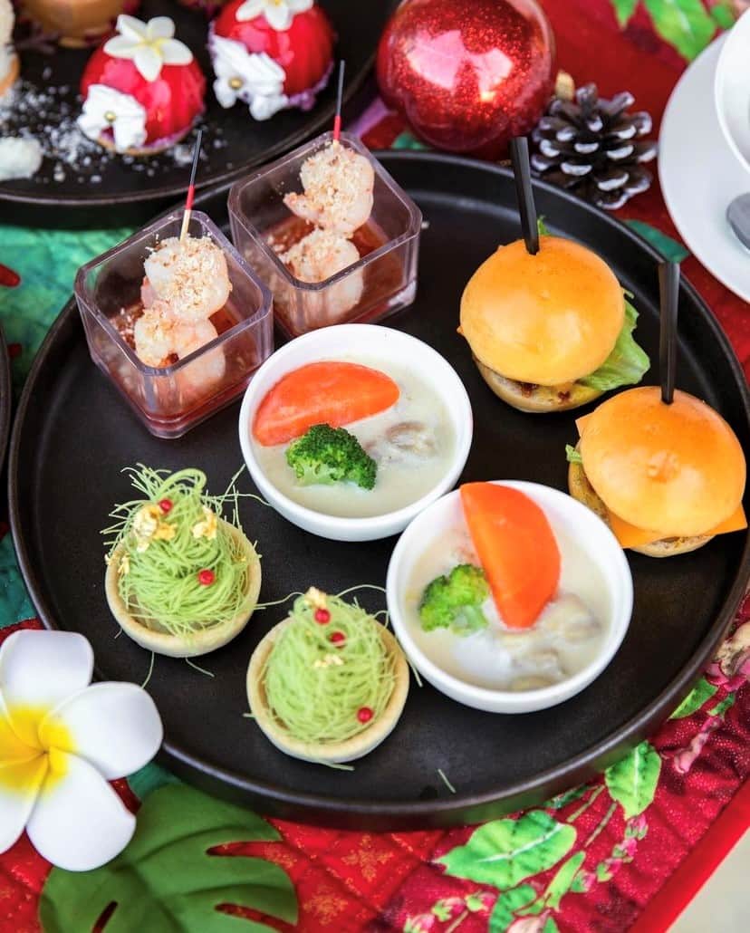 ザ・プリンス パークタワー東京さんのインスタグラム写真 - (ザ・プリンス パークタワー東京Instagram)「【Hawaiian Christmas Afternoon Tea】  ハワイ×クリスマスってこんなにカワイイ♡ 「ロビーラウンジ」では、この冬限定で常夏のクリスマスアフタヌーンティーをお楽しみいただけます🎅🌺  日焼けをした雪だるまや、プルメリアの飾りをつけたサンタクロースなど、遊び心あふれるスイーツに心ときめいたり、ホテルシェフがアレンジした定番のローカルフードを味わったりて、ハワイを満喫🌴  販売は12月30日(土)まで  Hawaiian Christmas Afternoon Tea  Hawaii x Christmas is so cute and handsome! This winter only, you can enjoy an everlasting summer Christmas at the Lobby Lounge 🎅🌺.  Enjoy the playful sweets such as tan snowmen and Santa Claus decorated with plumeria, and taste the local food prepared by the hotel chef.  Sales end on Saturday, December 30.  Share your own images with us by tagging @princeparktowertokyo —————————————————————  #theprinceparktowertokyo #ThePreferredLife #christmasmenu #christmas #christmasafternoontea #ハワイアンクリスマスアフタヌーンティー #クリスマスアフタヌーンティー #下午茶 #クリスマスの過ごし方」11月6日 19時17分 - princeparktowertokyo
