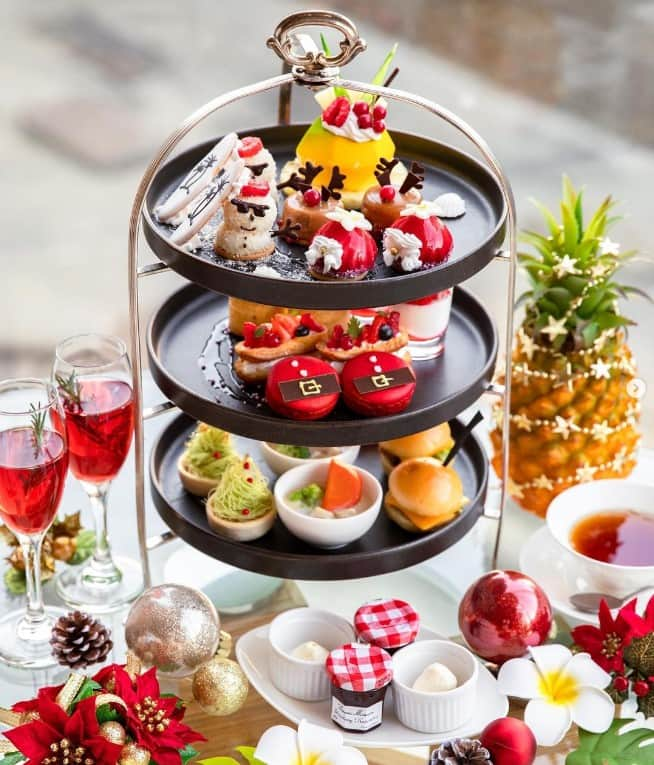 ザ・プリンス パークタワー東京のインスタグラム：「【Hawaiian Christmas Afternoon Tea】  ハワイ×クリスマスってこんなにカワイイ♡ 「ロビーラウンジ」では、この冬限定で常夏のクリスマスアフタヌーンティーをお楽しみいただけます🎅🌺  日焼けをした雪だるまや、プルメリアの飾りをつけたサンタクロースなど、遊び心あふれるスイーツに心ときめいたり、ホテルシェフがアレンジした定番のローカルフードを味わったりて、ハワイを満喫🌴  販売は12月30日(土)まで  Hawaiian Christmas Afternoon Tea  Hawaii x Christmas is so cute and handsome! This winter only, you can enjoy an everlasting summer Christmas at the Lobby Lounge 🎅🌺.  Enjoy the playful sweets such as tan snowmen and Santa Claus decorated with plumeria, and taste the local food prepared by the hotel chef.  Sales end on Saturday, December 30.  Share your own images with us by tagging @princeparktowertokyo —————————————————————  #theprinceparktowertokyo #ThePreferredLife #christmasmenu #christmas #christmasafternoontea #ハワイアンクリスマスアフタヌーンティー #クリスマスアフタヌーンティー #下午茶 #クリスマスの過ごし方」