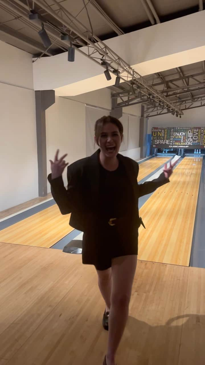 ベア・アロンゾのインスタグラム：「Bowling night with Team Bea ❤️」