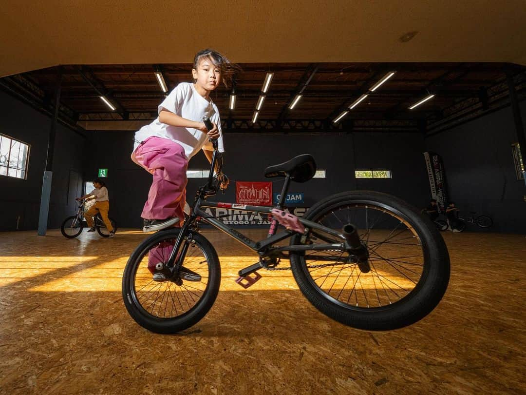 宇野陽介さんのインスタグラム写真 - (宇野陽介Instagram)「C3 JAM CAMP BMXを、ガッツリ練習した後は 皆んなで、BBQ🍖  兵庫県加東市が誇る @harimabase  の醍醐味を、堪能致しました。  今週末も、#c3jamkato で、ライダーが集まってワイワイします。  #aresbikes #bmx #flatland #freestylebmx #加東市観光協会  #加東市　 #兵庫県」11月6日 19時17分 - yorkuno