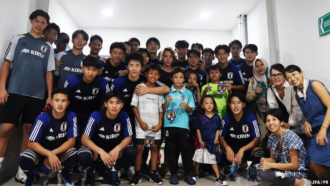 日本サッカー協会さんのインスタグラム写真 - (日本サッカー協会Instagram)「. 🔹U-17日本代表🔹  現地バリ在住の日本人の方々と交流🤝 選手たちにとって貴重な時間となりました。 ありがとうございました！  皆さんの応援を力に、世界の舞台に挑みます📣  🏆FIFA U-17 #ワールドカップ インドネシア 2023 📺BSフジ/J SPORTS 2で生中継 📱J SPORTSオンデマンドでライブ配信  ⚔️グループステージ第1節 🗓️11.11(土)⌚️18:00(🇯🇵) 🆚ポーランド🇵🇱 🏟️Si Jalak Harupat Stadium(インドネシア)  ⚔️グループステージ第2節 🗓️11. 14(火)⌚️21:00(🇯🇵) 🆚アルゼンチン🇦🇷 🏟️Si Jalak Harupat Stadium(インドネシア)  ⚔️グループステージ第3節 🗓️11.17(金)⌚️18:00(🇯🇵) 🆚セネガル🇸🇳 🏟️Si Jalak Harupat Stadium(インドネシア)  詳しい試合情報はプロフィールのJFA公式サイト『JFA.jp』から✍️  #WCU17 #夢への勇気を #U17日本代表 #jfa #daihyo #サッカー日本代表 #サッカー #soccer #football #⚽」11月6日 19時17分 - japanfootballassociation