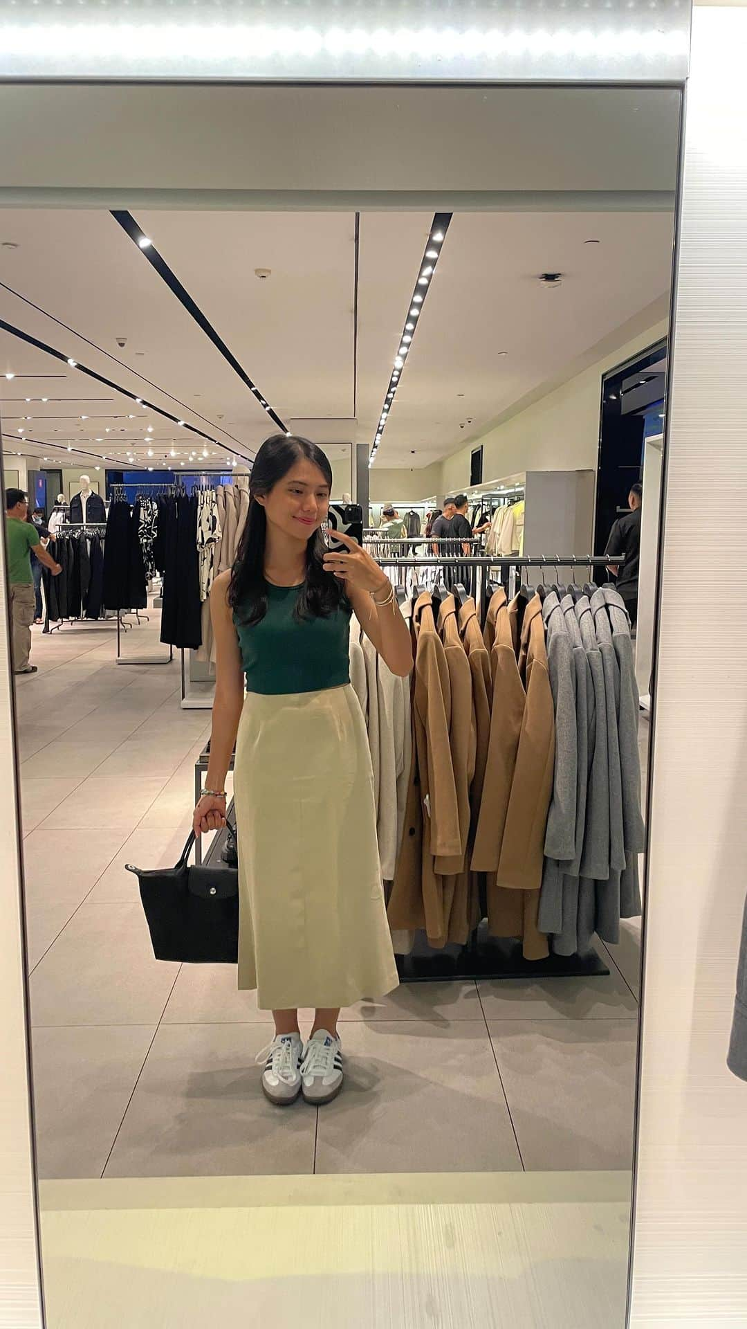 ジェニファー・ラヘル・ナタシャのインスタグラム：「Steal kendal looks, namanya jadi kendal jennifer rachel natasya✨😂 #maksabgt wkwk  Top : @shopatvelvet  Skirt : No brand Shoes : @tgisneakers」