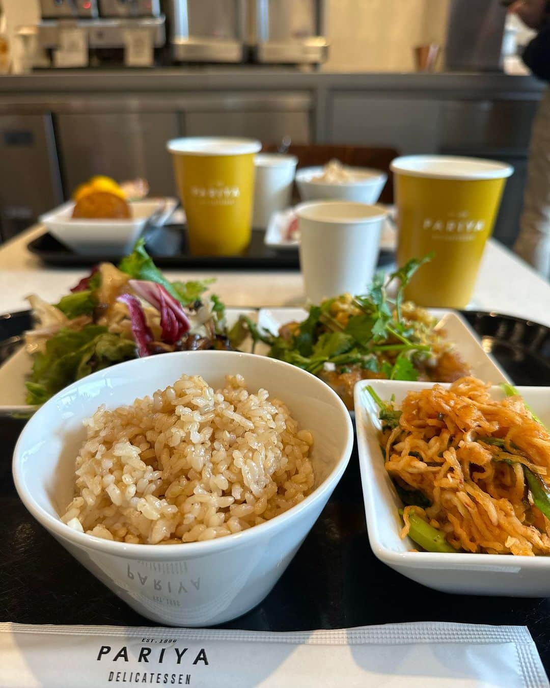 坂木優子さんのインスタグラム写真 - (坂木優子Instagram)「♡ ♡ ♡  週のはじまりは　大学生の娘とlunch♡ そのあとは　単独行動でよこはまでお買い物👜 こんなゆったりとした時間はひさしぶり♡ 女子っぽいことをしてみた月曜日♡笑 お昼お腹いっぱいになりすぎて 晩ご飯のメニューがきまらにゃい💦 おうちで軽く運動したら　汗かきました♡ 11月だなんて信じられないネッ そういえばひさしぶりに　しいたけ占い♡ あたってた♡笑　 何でもない日って良いな♡ 今日もみんな健康で感謝です♡  #ショッピング #お買い物 #娘との時間 #ランチ #筋トレ女子 #トレーニング#ワークアウト #おうちごはん #インテリア#コーデ #おうちコーデ #暮らしを楽しむ #小鳥のいる生活 #小桜インコ #小動物好き #動物好き #海のある暮らし #もふもふモフモフ #日々のこと #しいたけ占い #何でもない日常に物語を ♡  #坂木優子」11月6日 19時28分 - beacheyuko